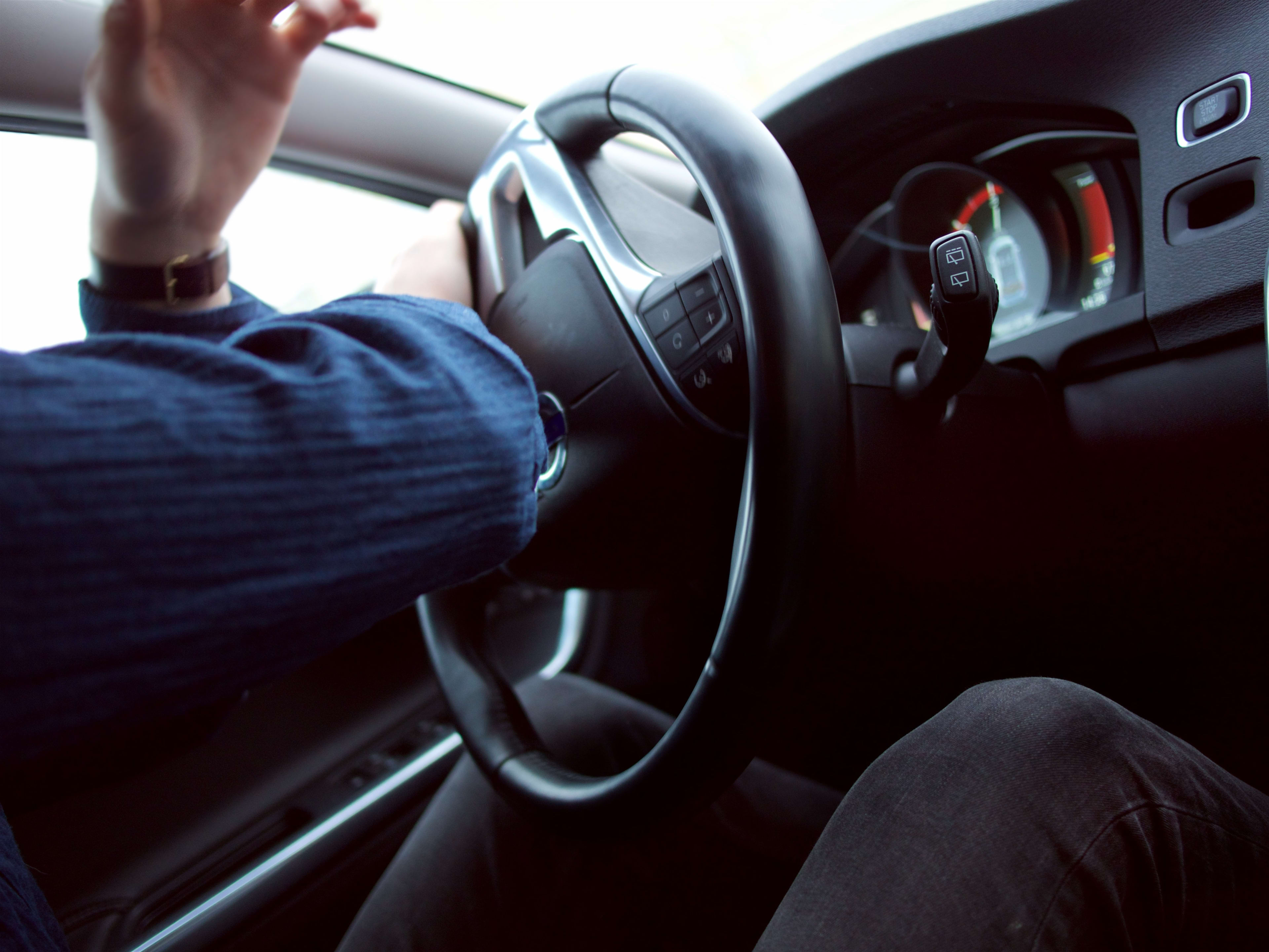 Winkeldieven vluchten weg in auto met kindje (1) achterin en rammen vijf auto's