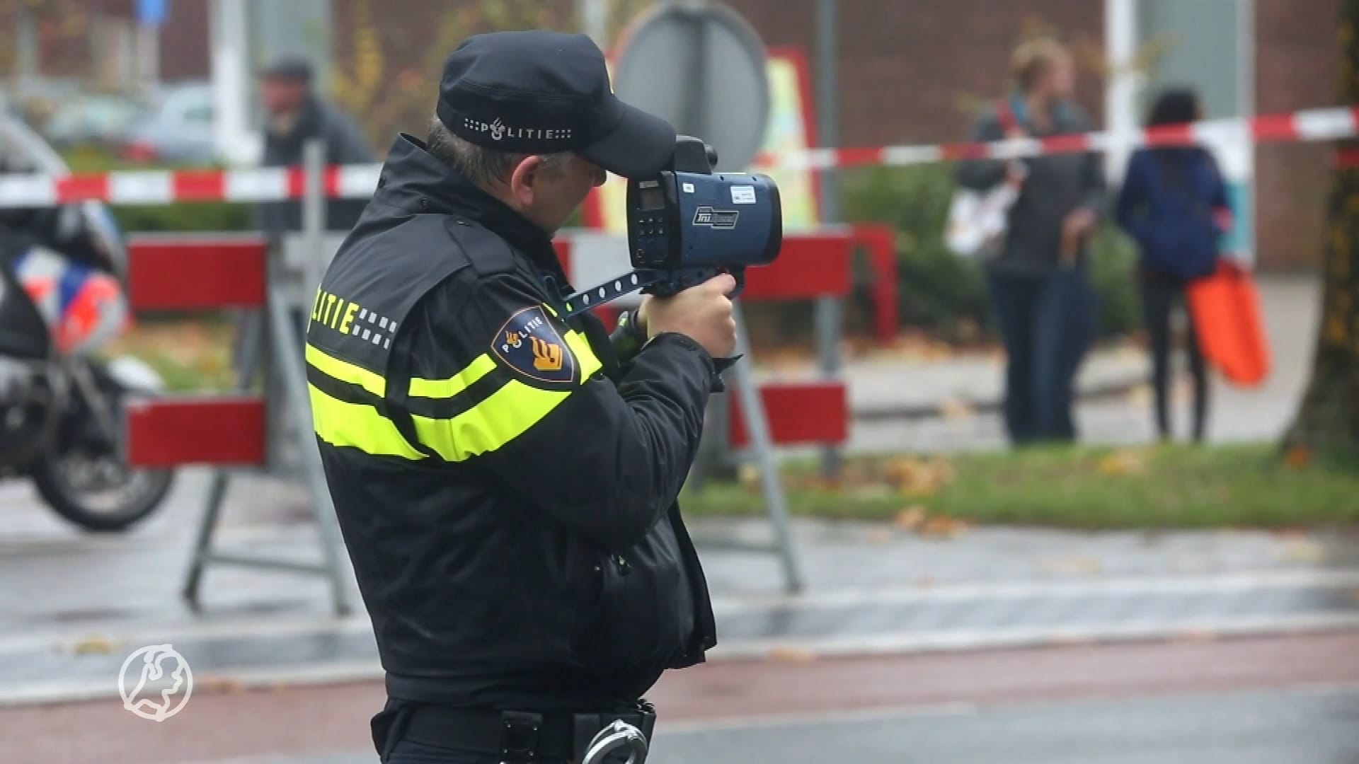 Snelheidsduivel rijdt bijna 100 kilometer per uur te hard en verliest rijbewijs