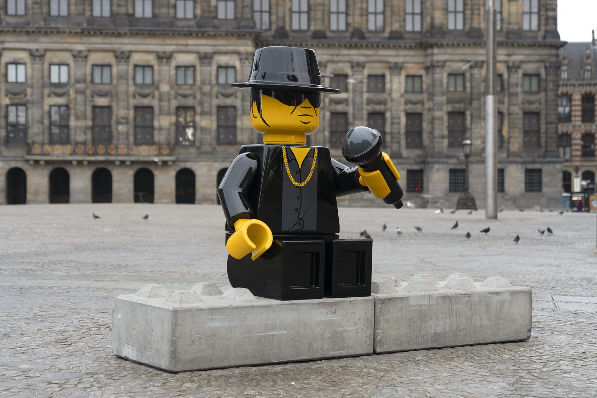 LEGO-versie van André Hazes midden op de Dam: 'Je moet hem blijven eren'