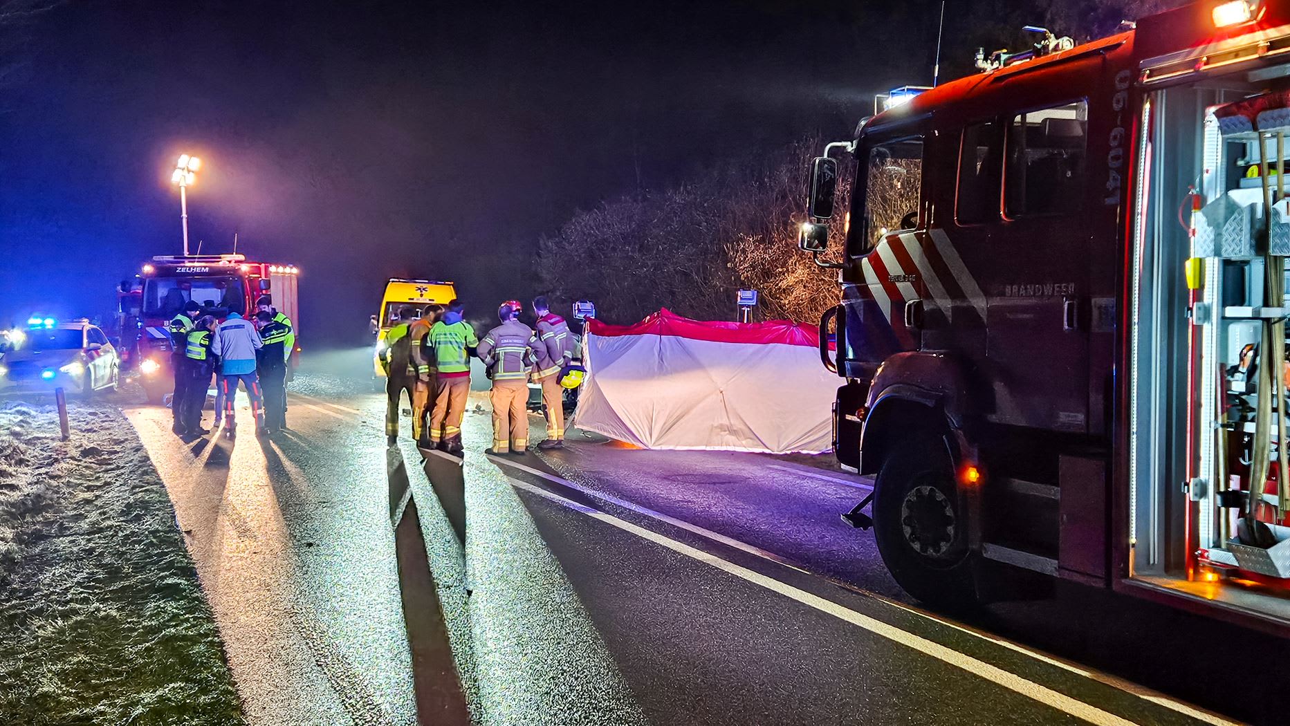 Overleden verkeersslachtoffer op 'spiegelgladde' weg Zelhem is 24-jarige man