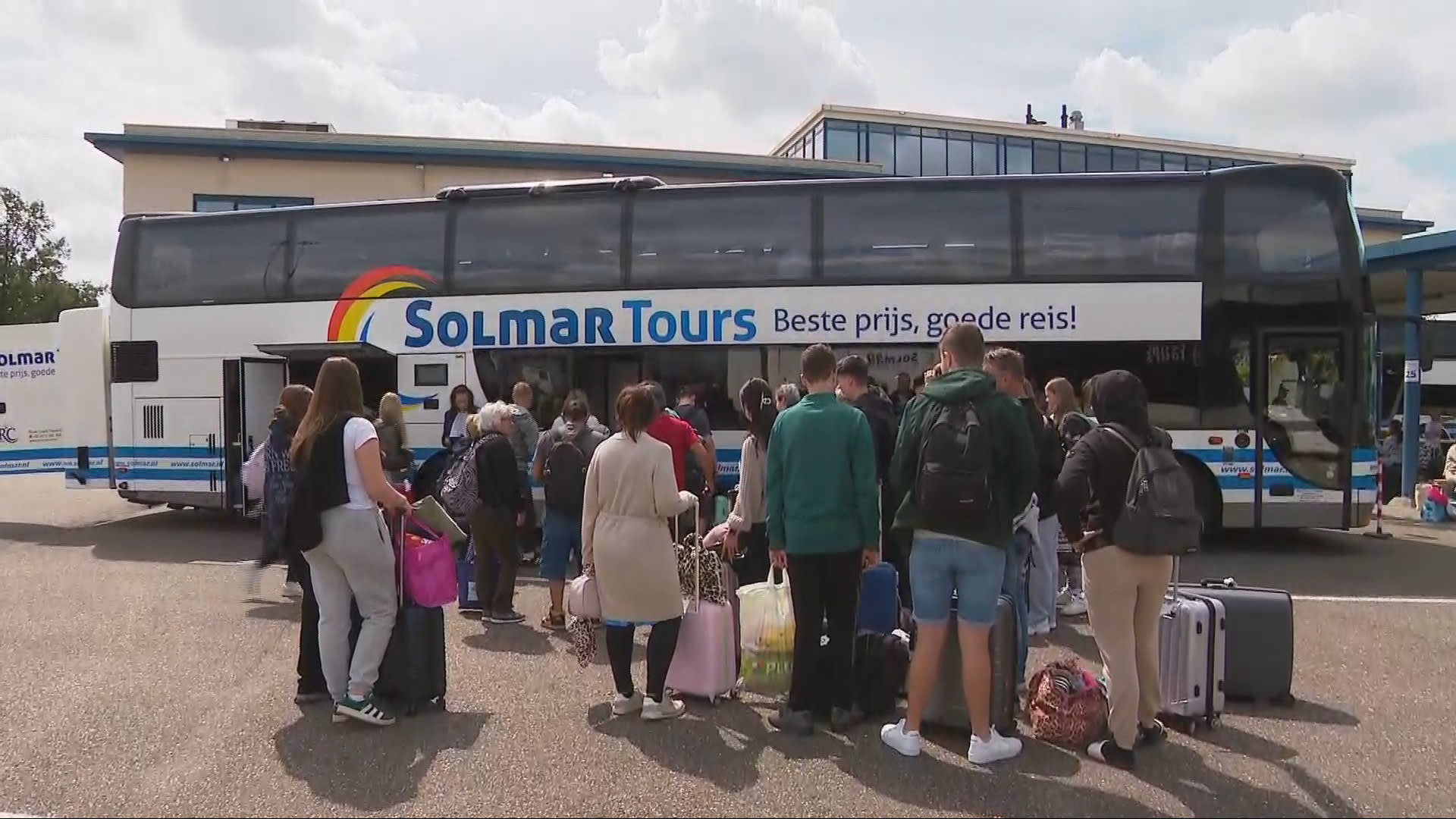 Het is vakantie, dus vertrekken 16 bussen vol Nederlanders richting de Spaanse zon