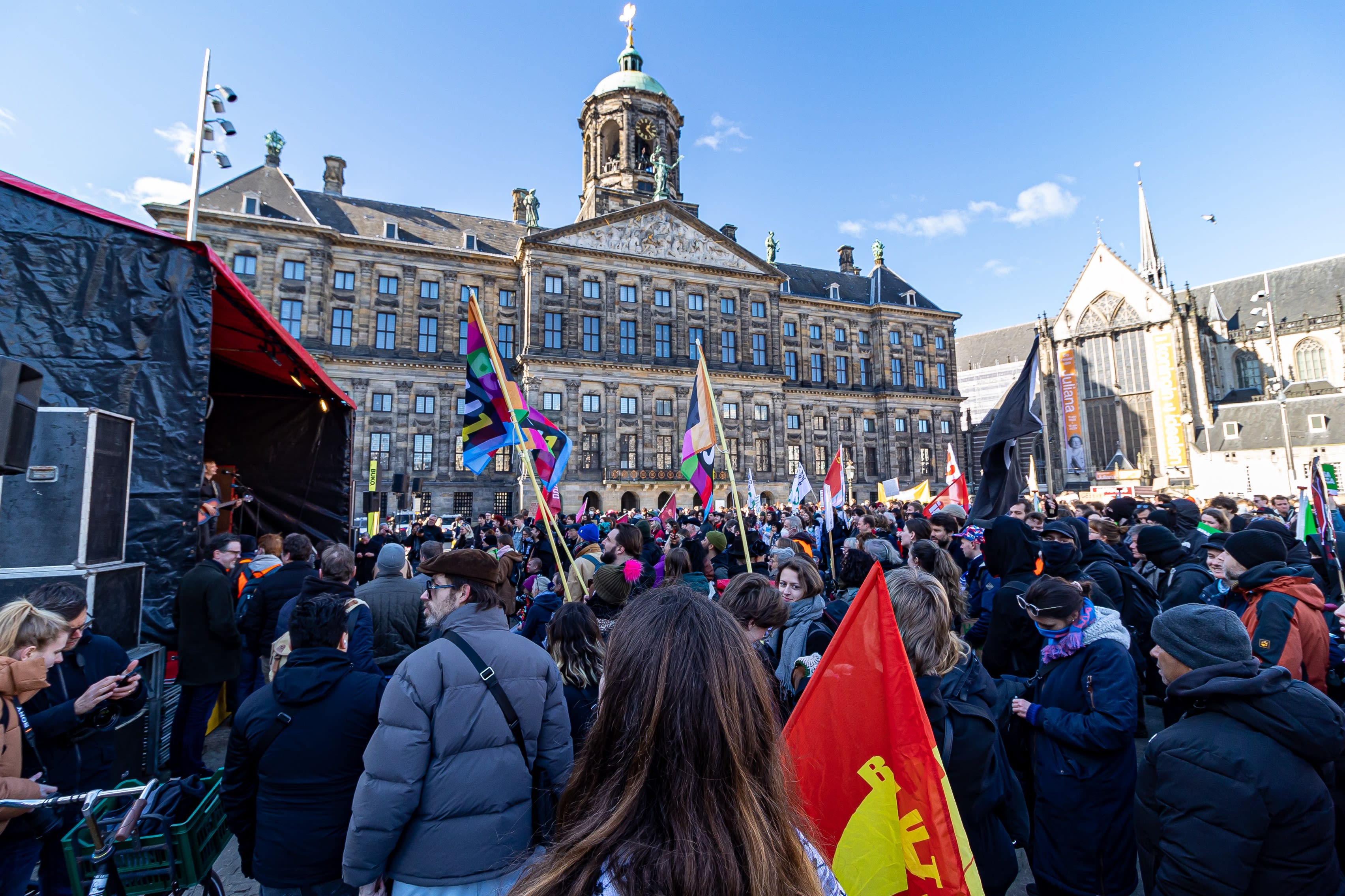 Honderden mensen bij woonprotest in Amsterdam, straks mars richting stadhuis