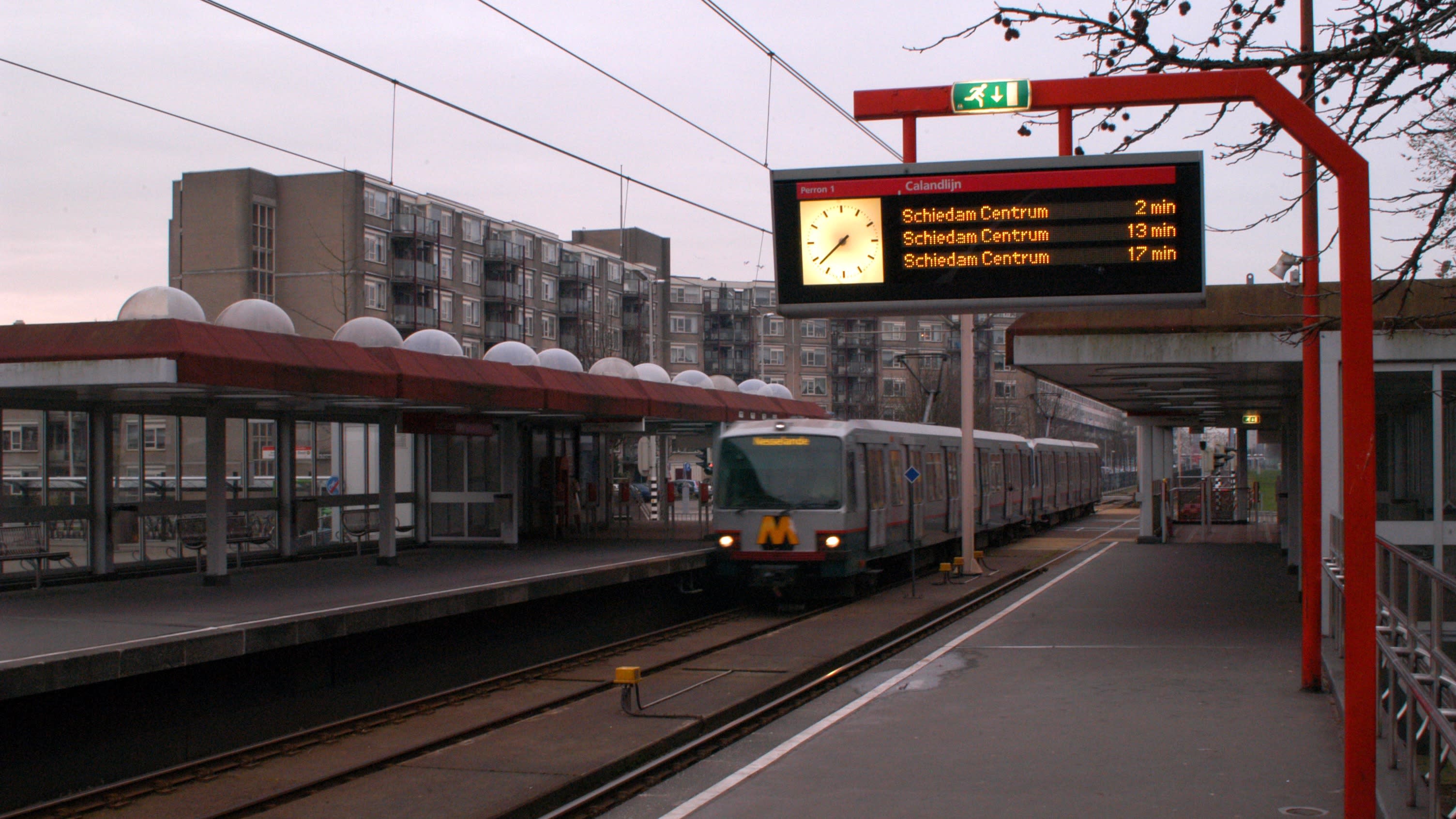 Oma ziet metro wegrijden met 3-jarig kleinkind er nog in