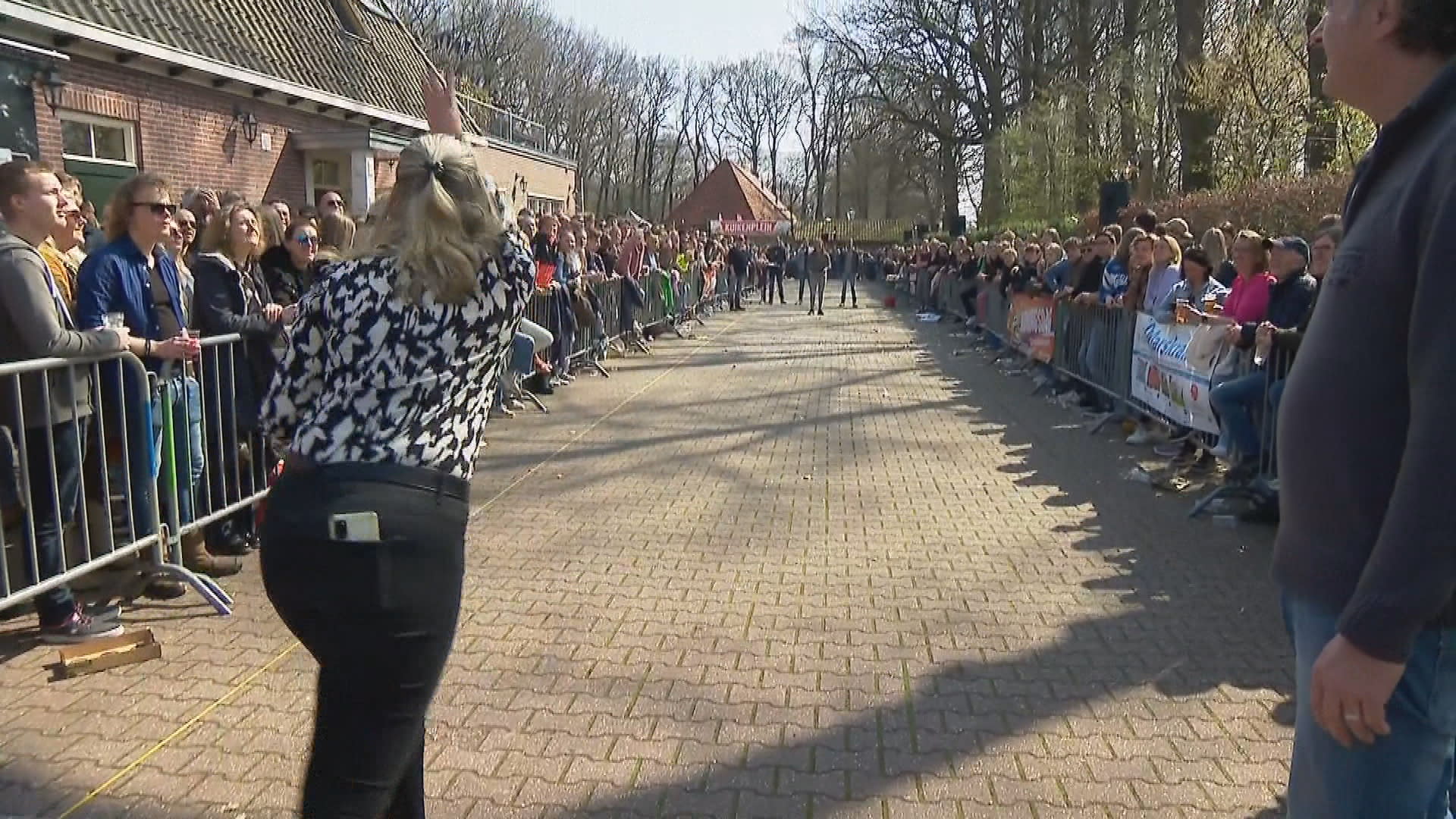 Geen eieren eten of zoeken, maar ermee gooien: NK Eierengooien trekt duizenden bezoekers