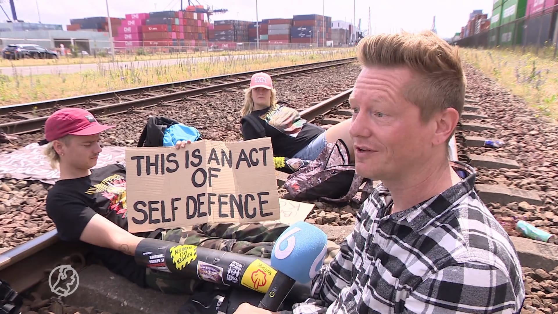 Klimaatdemonstranten ketenen zich aan spoor: 'Einde aan bloedkolen'