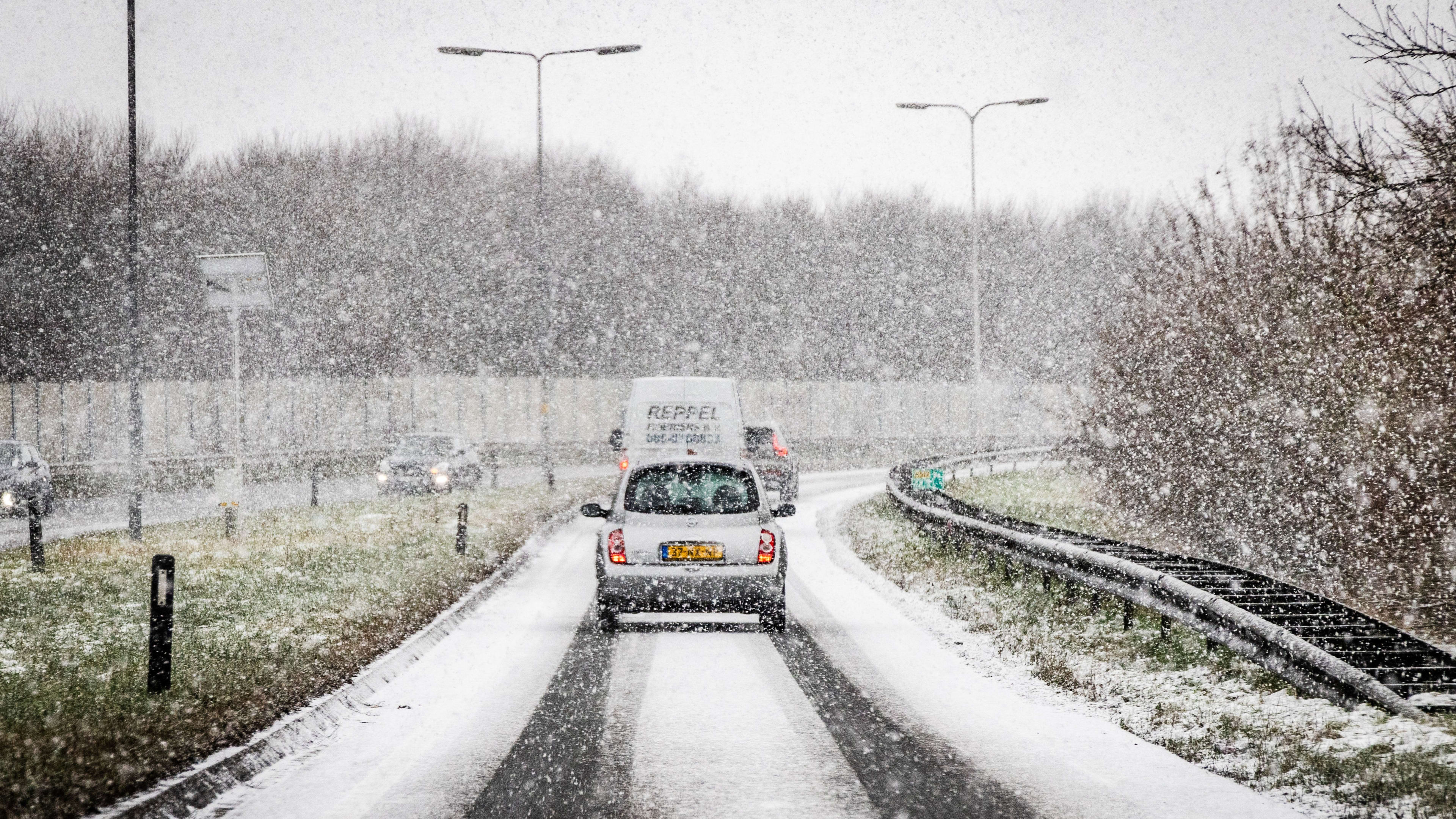 'Kwart Nederlandse automobilisten rijdt in winter op zomerbanden'