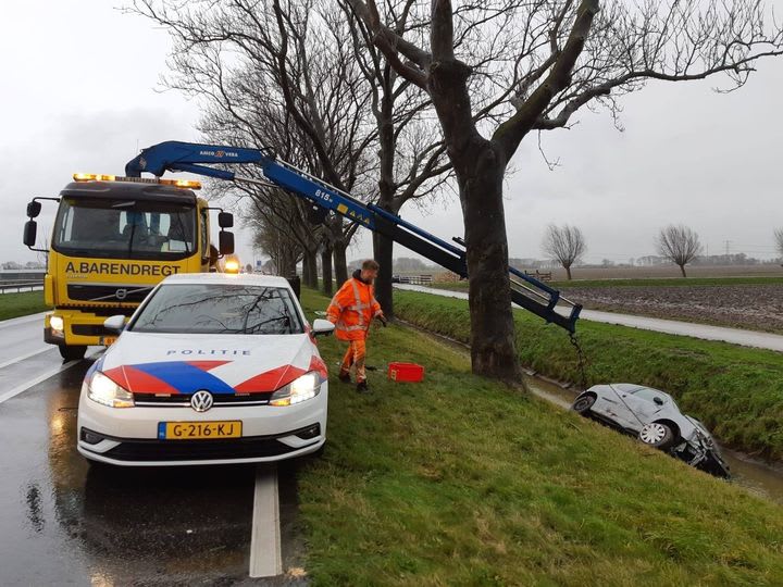 Politieagent springt in sloot om trouwjurk aanstaande bruid te redden