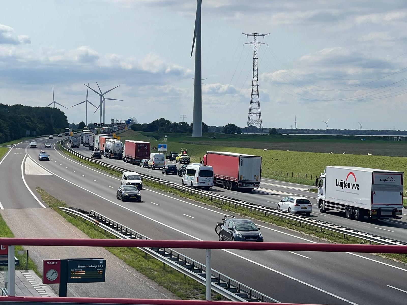 Maximaal 50 rijden op de Haringvlietbrug: veel ondernemers gedupeerd