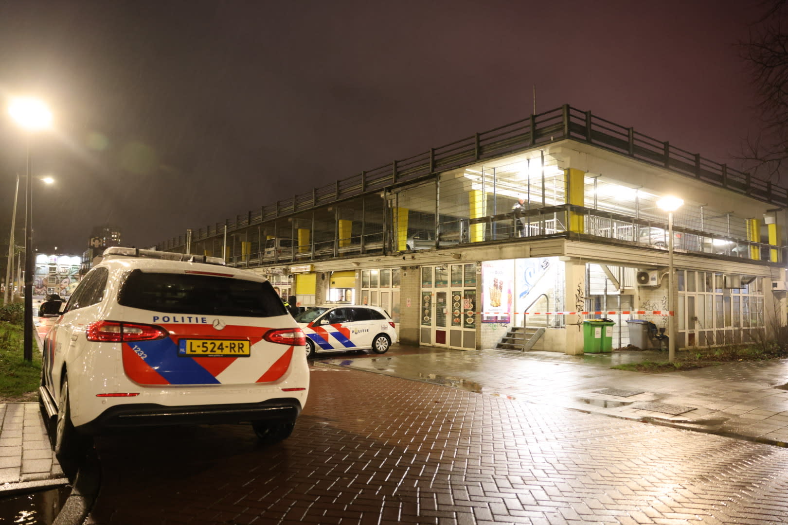 Twintiger gewond bij schietpartij in parkeergarage Amsterdam, verdachte aangehouden
