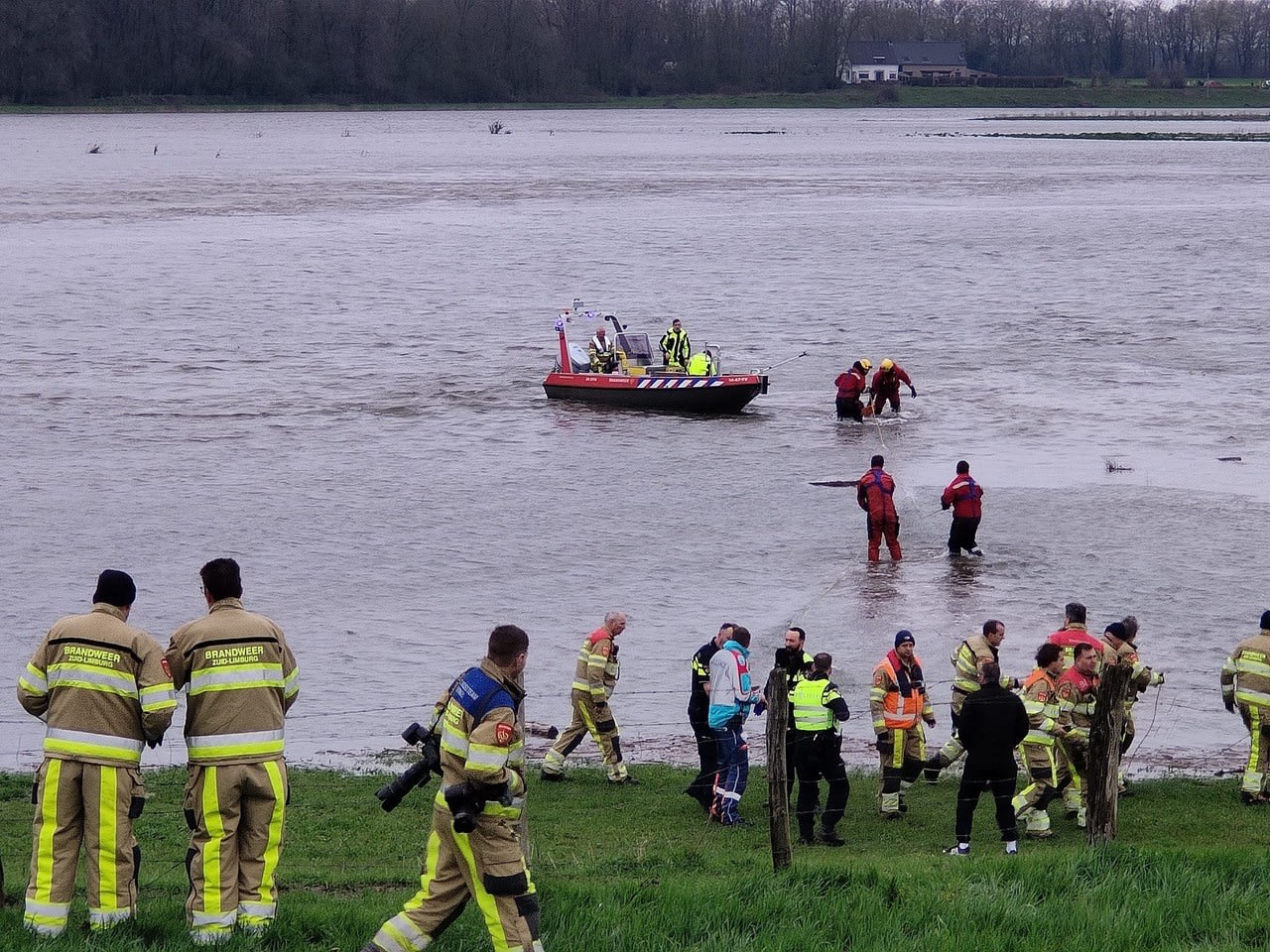 Drenkeling Maas na omslaan bootje overleden, andere uit water gered