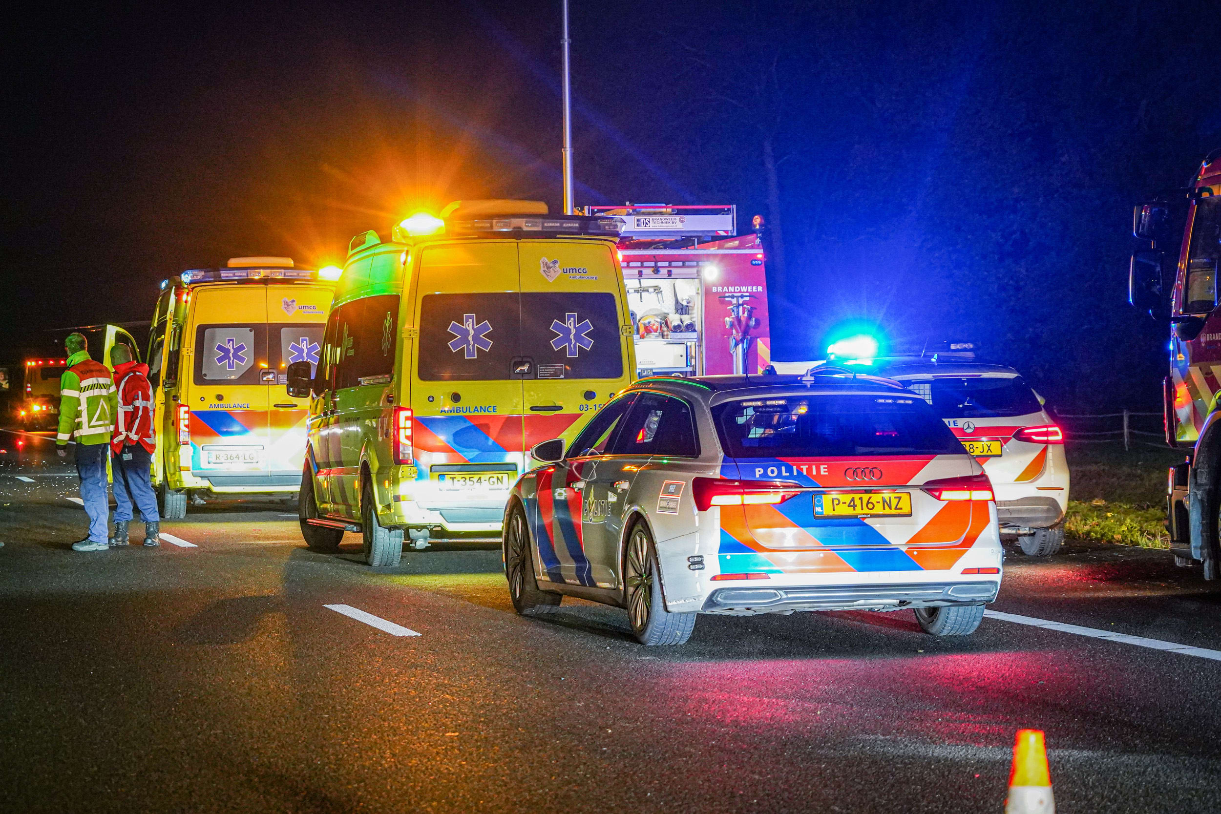 Auto raakt te water bij ongeluk A28, man overlijdt en twee zwaargewonden