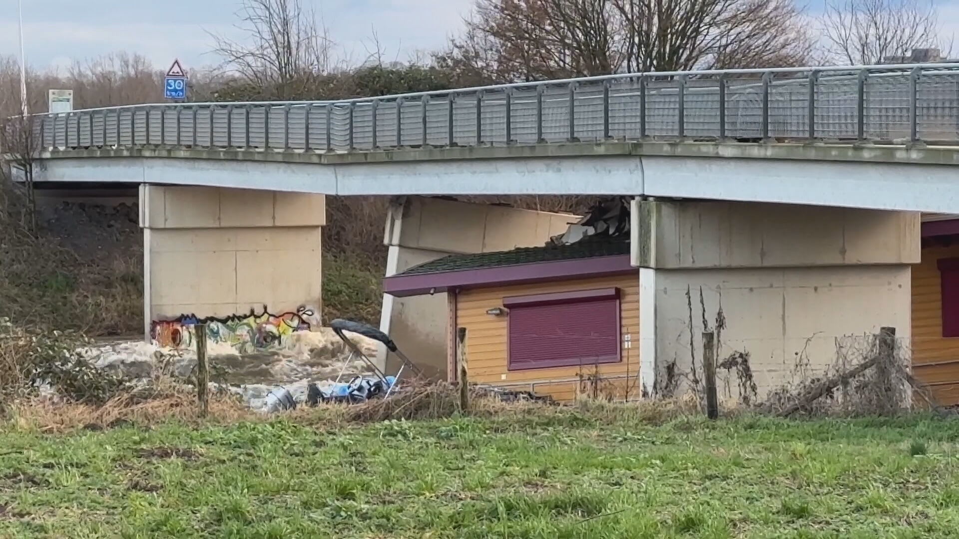 Brug in Maastricht dreigt in te storten door losgeslagen woonboot