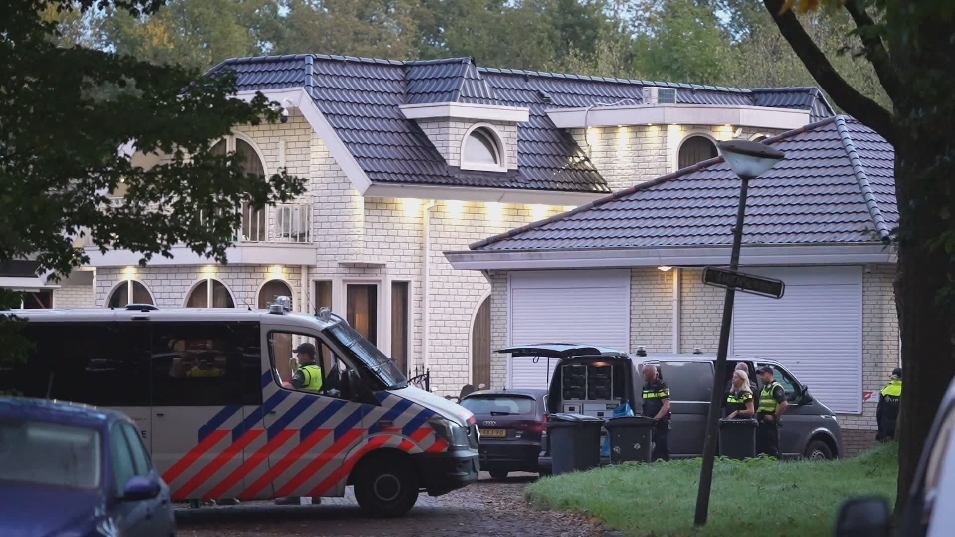 Grote politieactie op tientallen locaties, grootste in Eindhoven