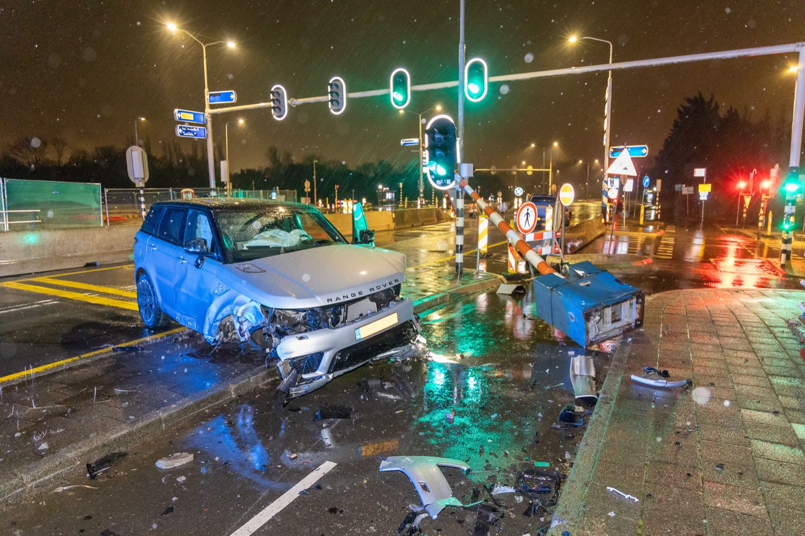 Bestuurder veroorzaakt totale ravage bij ongeluk op brug N201