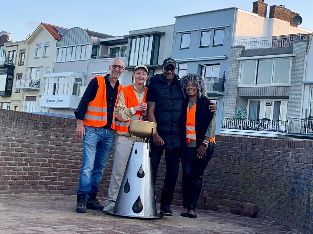 Burgers plaatsen zelf slavernijmonument in Vlissingen: 'Ik hoop dat ze het laten staan'