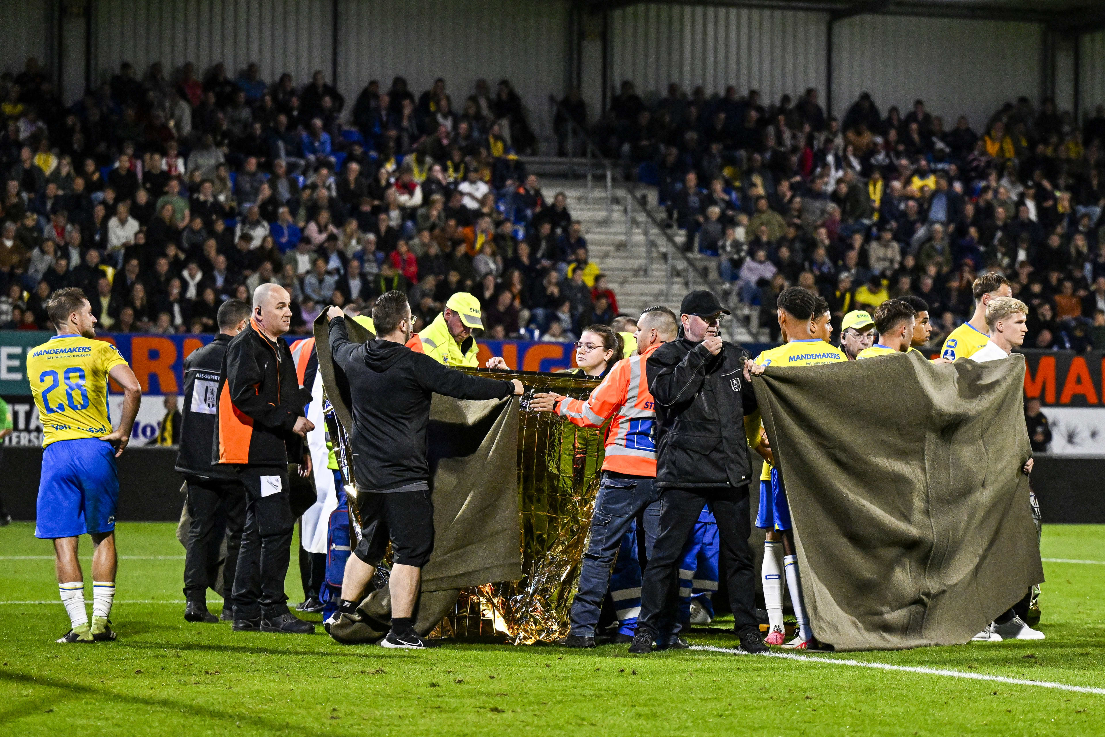 Keeper RKC Vaessen bewegingsloos op de grond, wedstrijd tegen Ajax definitief gestaakt