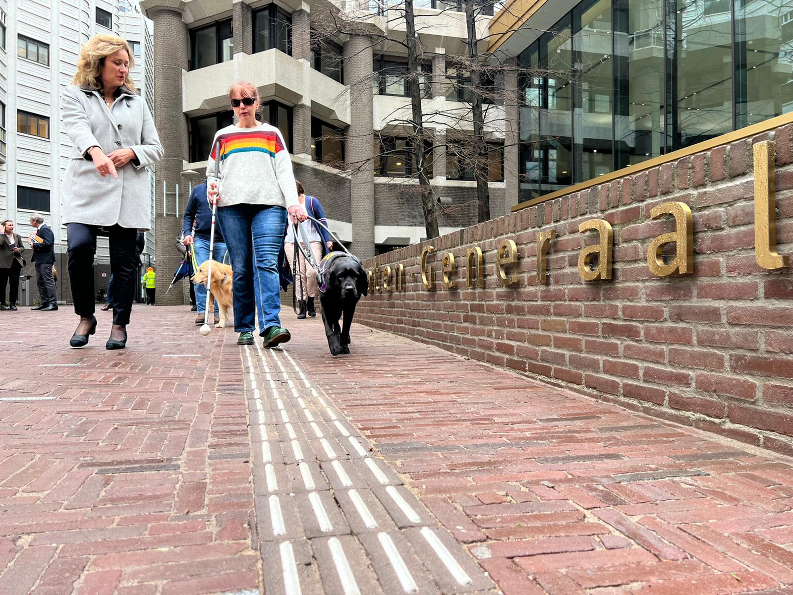 Blinden en slechtzienden kunnen dankzij speciale strook weg vinden naar Tweede Kamer