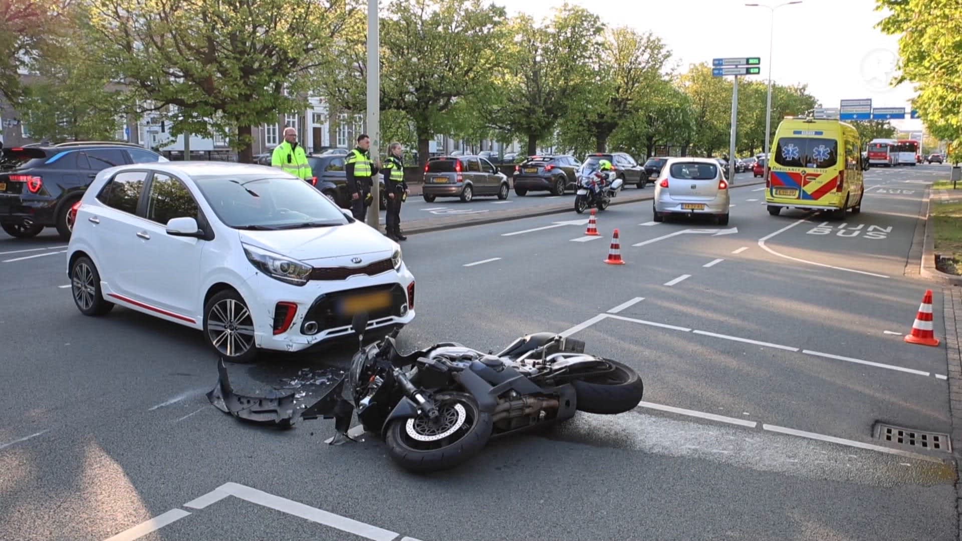 Motorrijder gewond na crash in Den Haag: 'Reed met hoge snelheid door file'