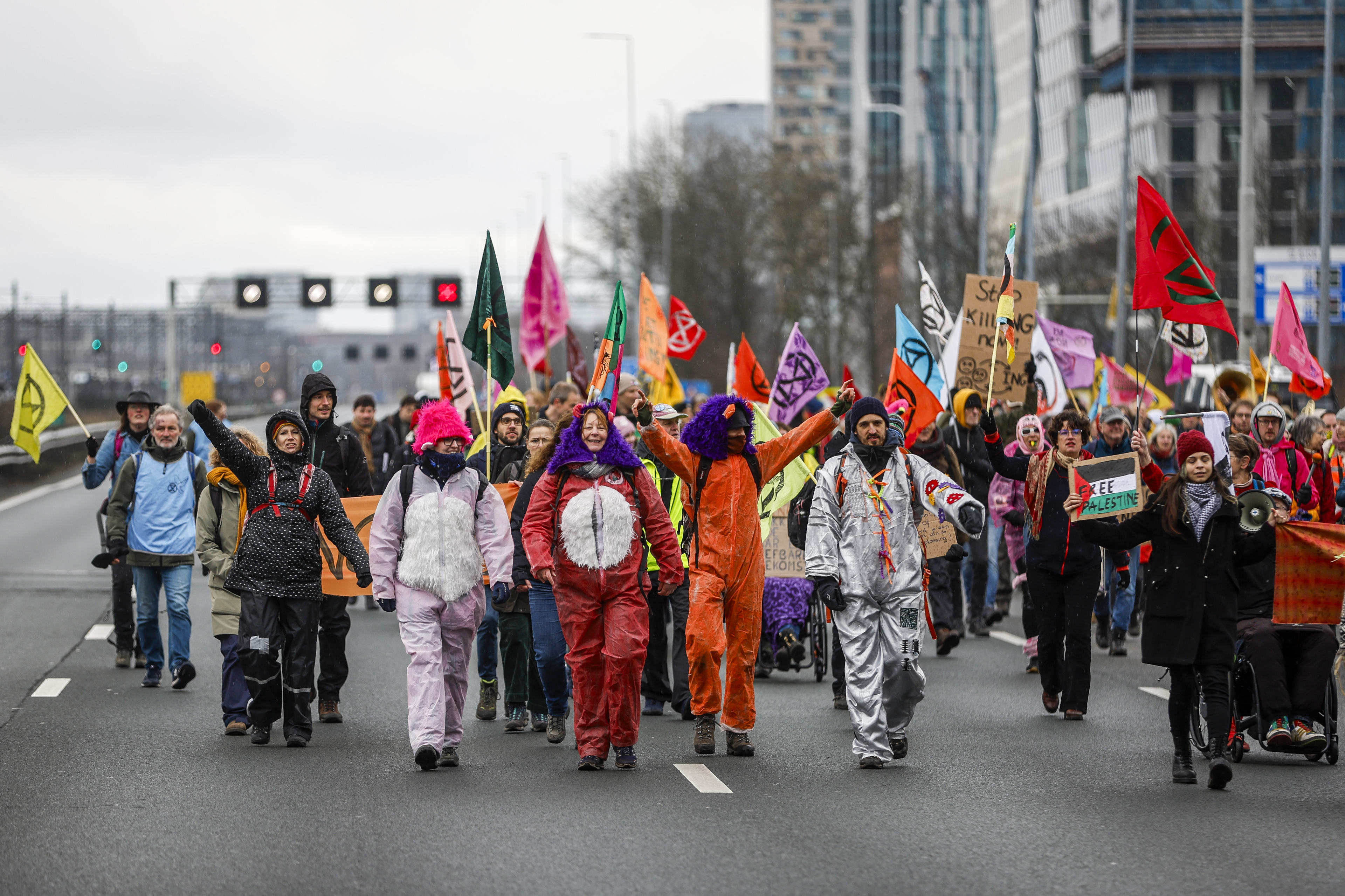 Politie begint met schoonvegen A10, al 27 klimaatactivisten opgepakt