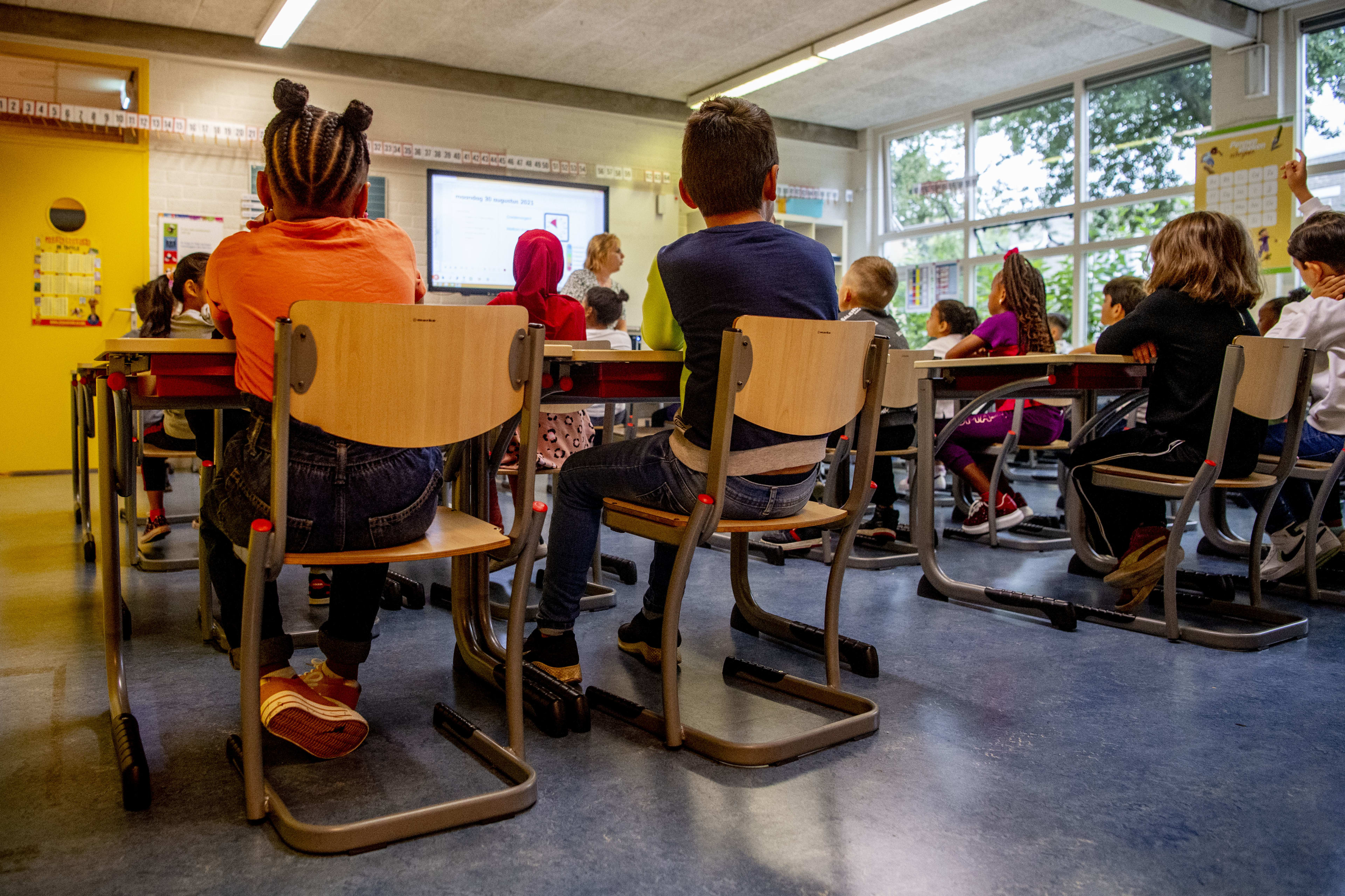 Stuk beton valt uit plafond op tafel in klaslokaal, onderzoek naar honderden schoolvloeren
