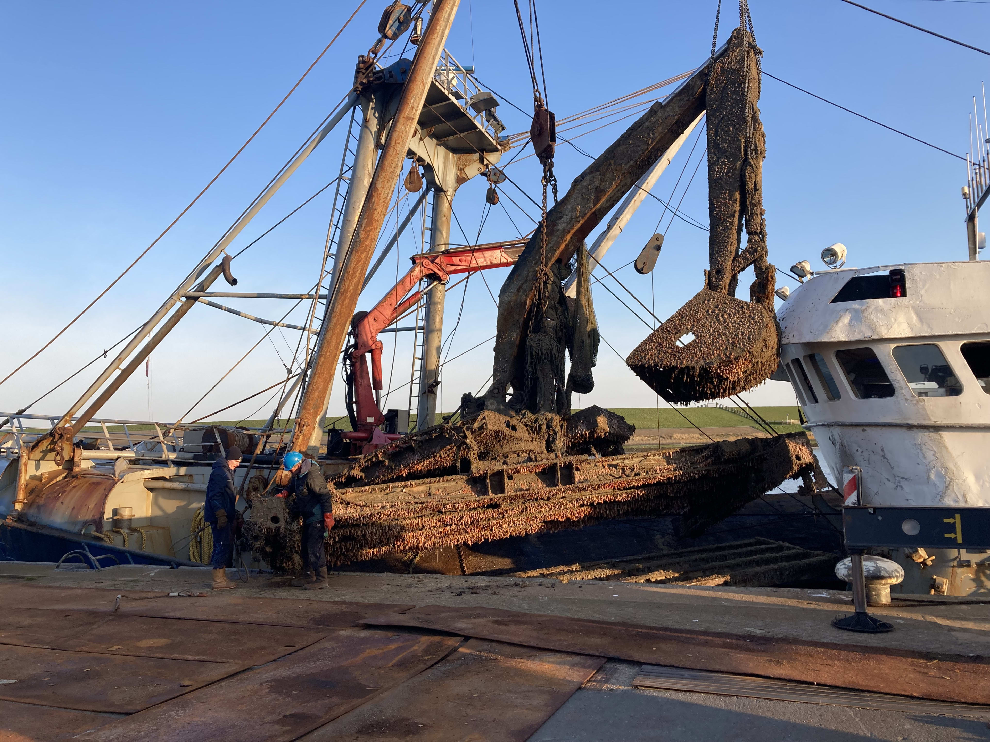 Complete hijskraan na 28 jaar uit de Waddenzee gevist