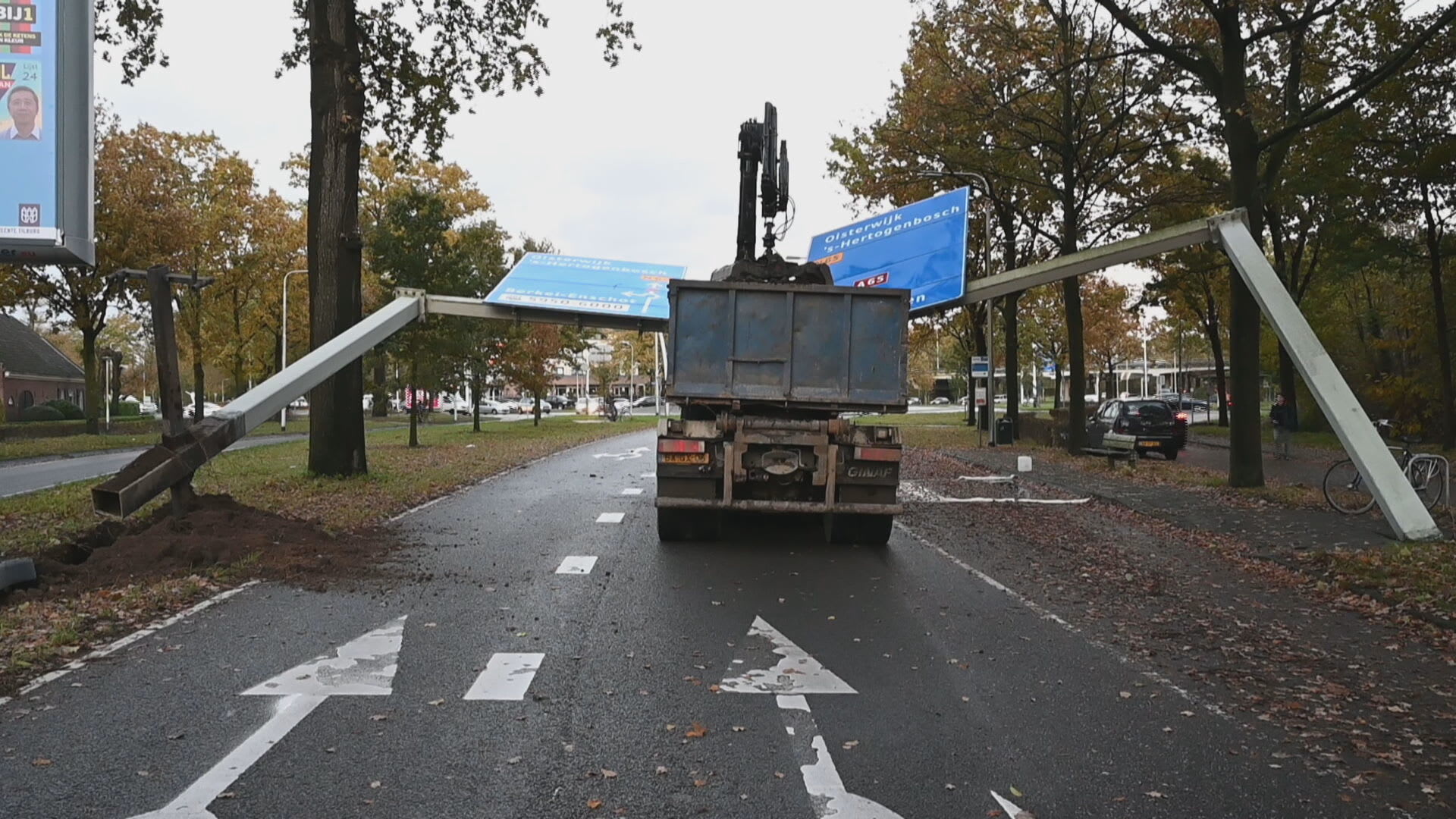 Vrachtwagenchauffeur vergeet hoge kraan en ramt op verkeersportaal