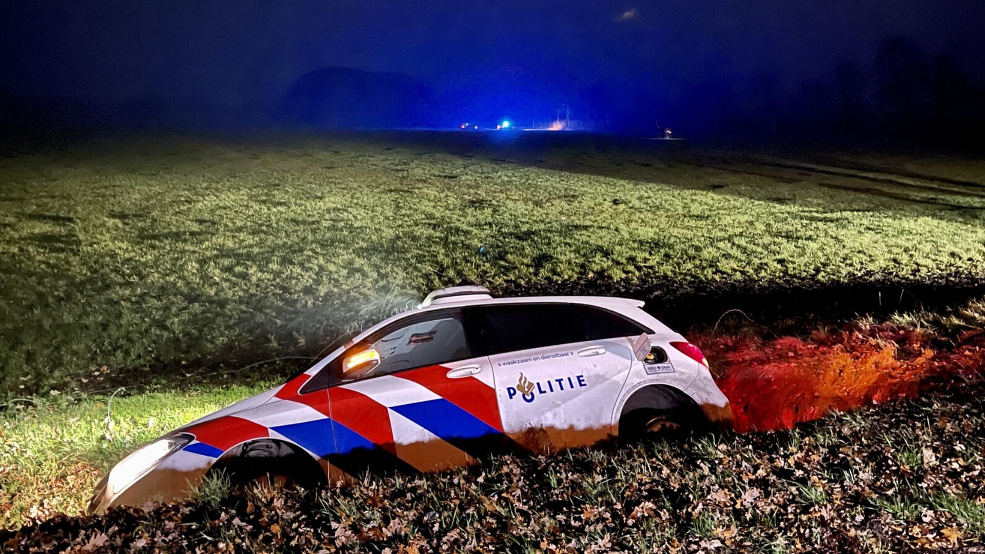 Politieauto belandt in greppel bij achtervolging, twee verdachten opgepakt