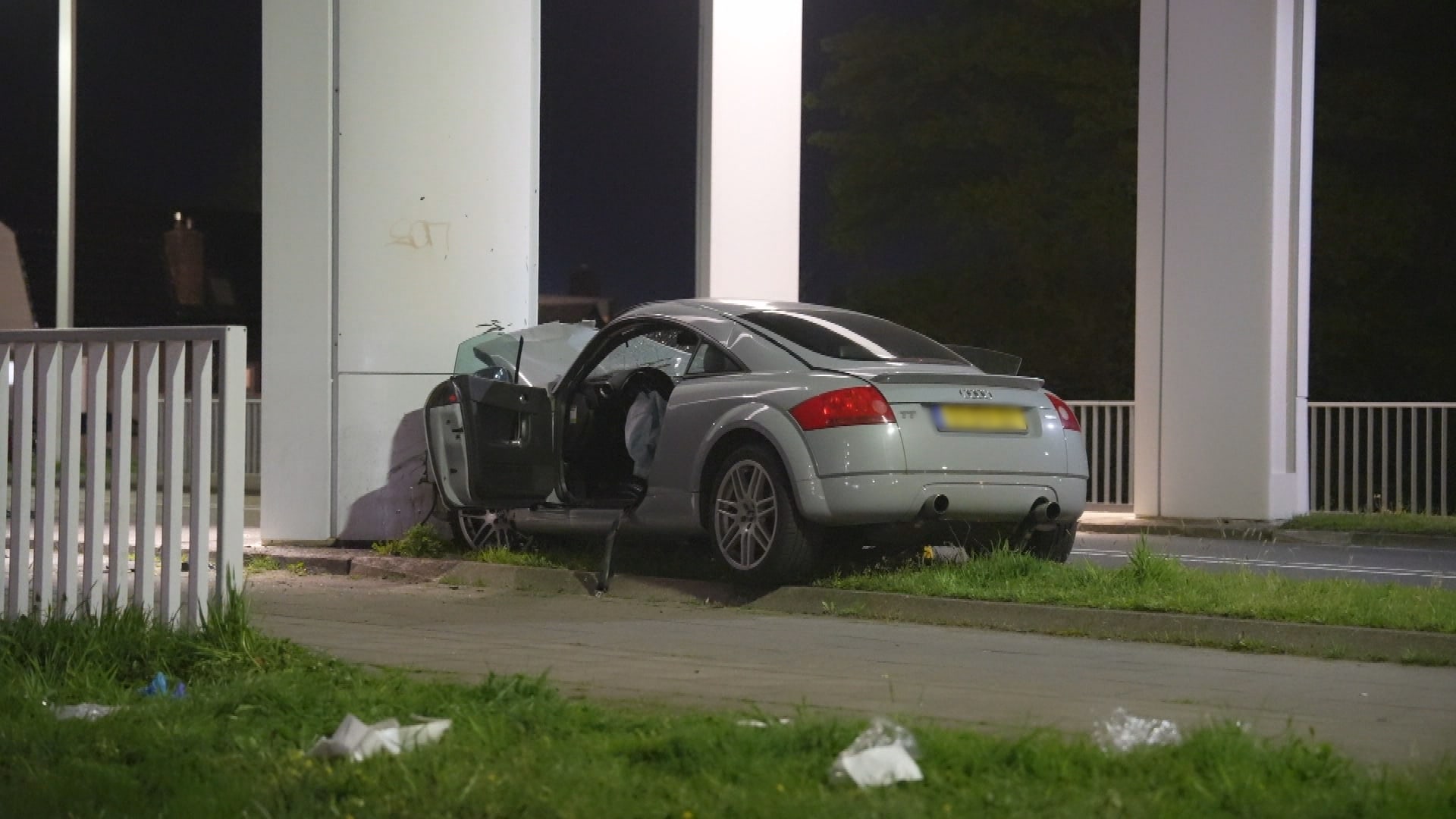 Twee zwaargewonden nadat auto op brug botst, omstanders halen slachtoffers uit auto