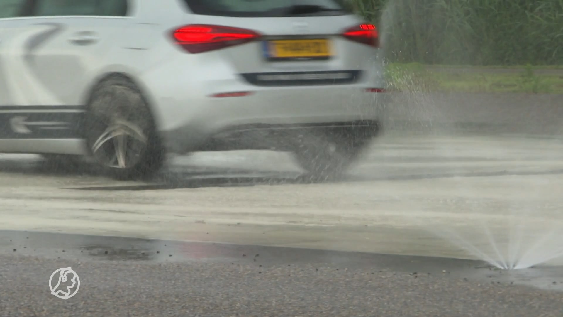 Regenachtige zondagmiddag voor de deur: zo rijd je veilig over een natte weg