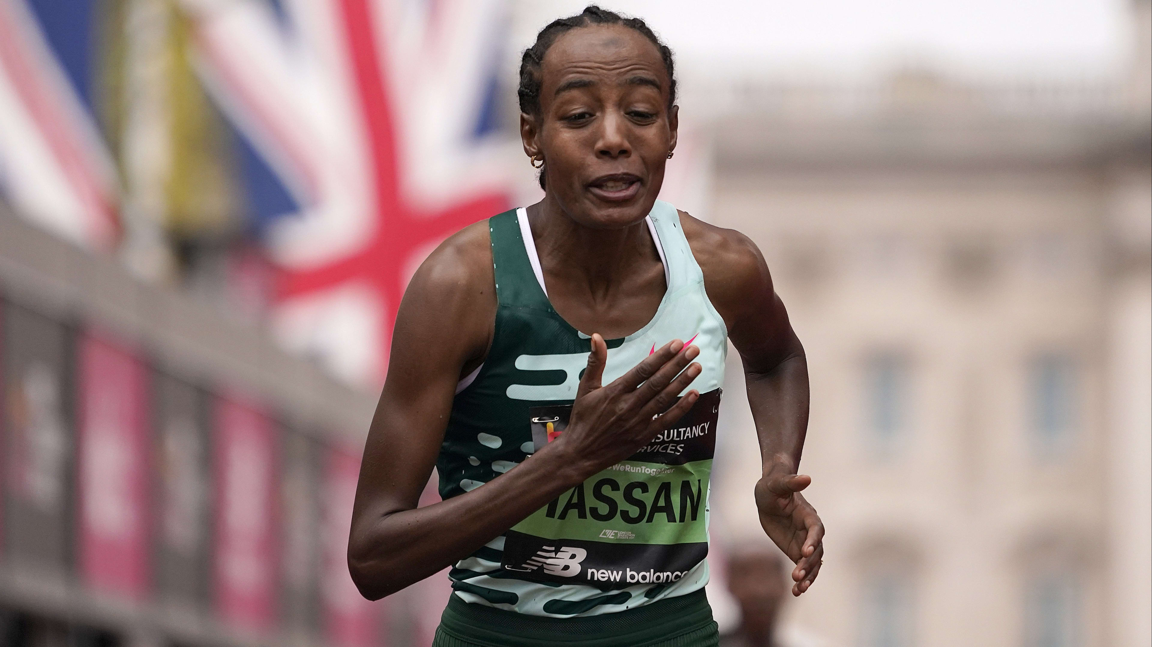 Sifan Hassan wint meteen tijdens haar eerste marathon én verbreekt Nederlands record