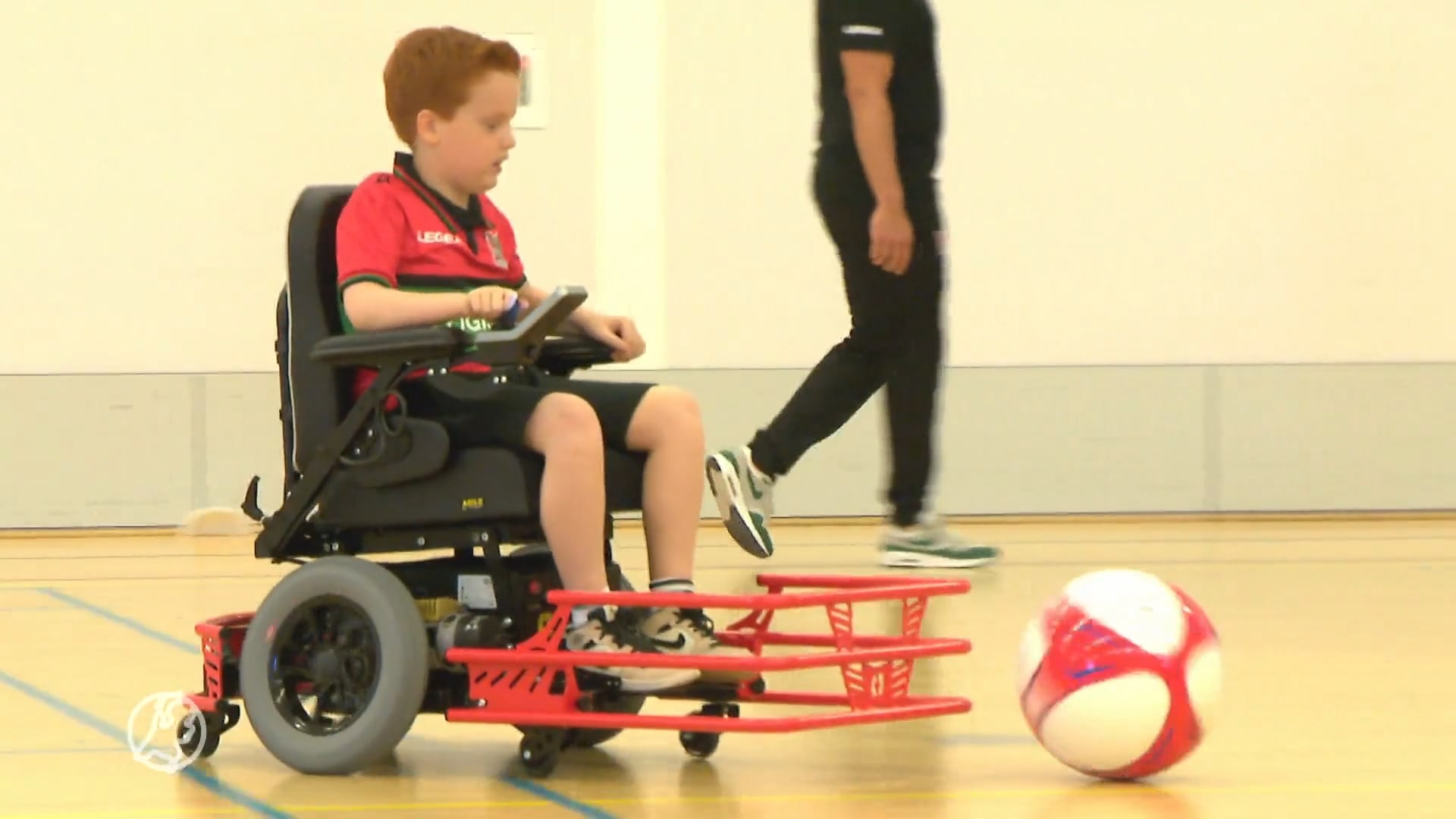 Thijs (10) haalt rolstoelvoetbal naar Nederland: 'Ik kan eindelijk voetballen nu'