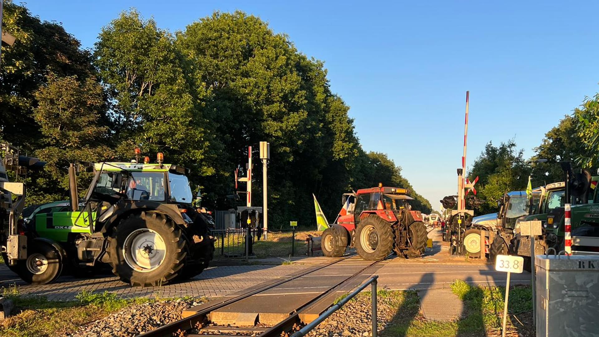 Nieuw stikstofprotest: boeren blokkeren spoor in de Achterhoek