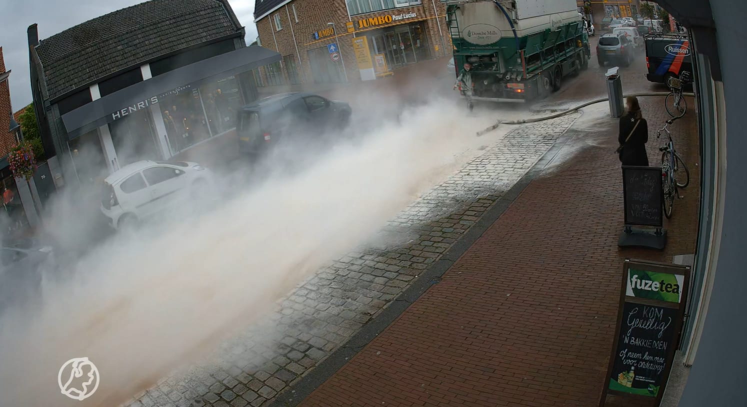 Straat kleurt wit na 'meelexplosie’ bij bakkerij in Hoogerheide