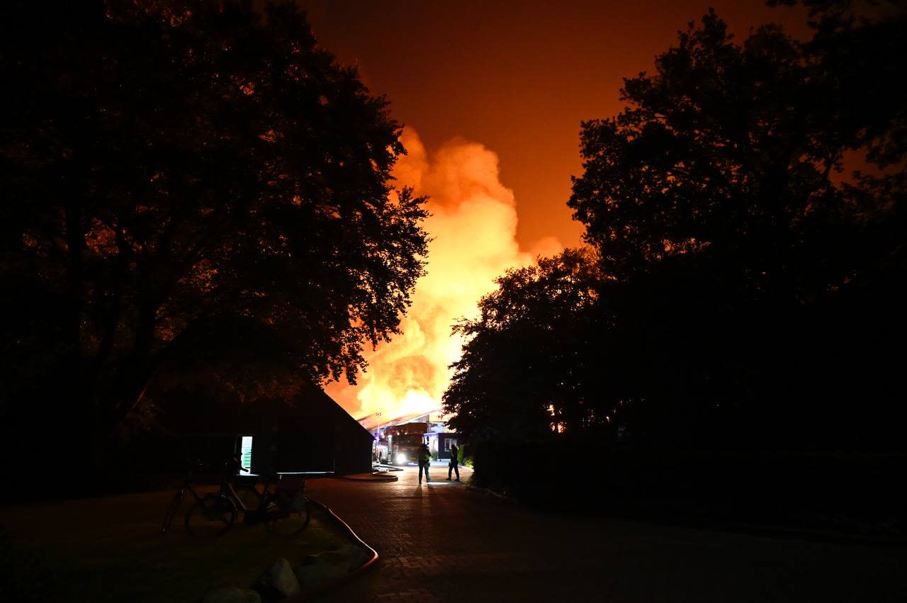 Zeer grote brand Bruinehaar legt loodsen met aardappelkratten in de as