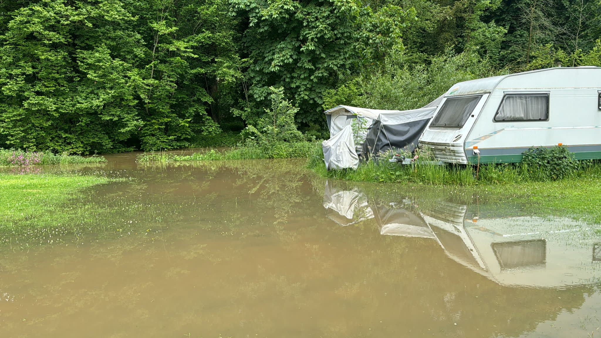 Kampeerders geëvacueerd in Limburg, anderen verplaatsen tent om hoog water