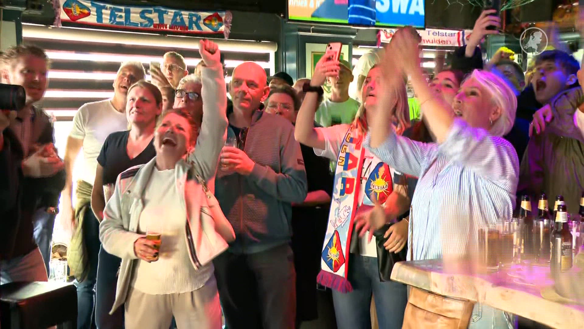 Telstar-fans vieren groot feest na 3-1 overwinning op Willem II