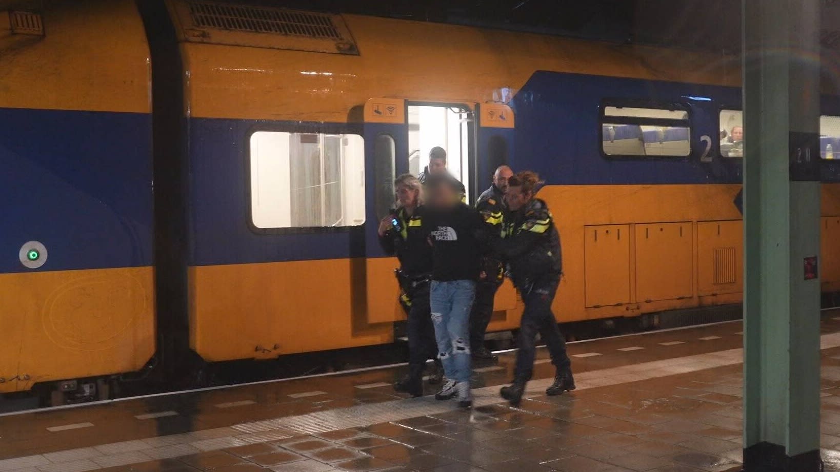 Steekpartij in volle trein naar Meppel, politie houdt twee mensen aan