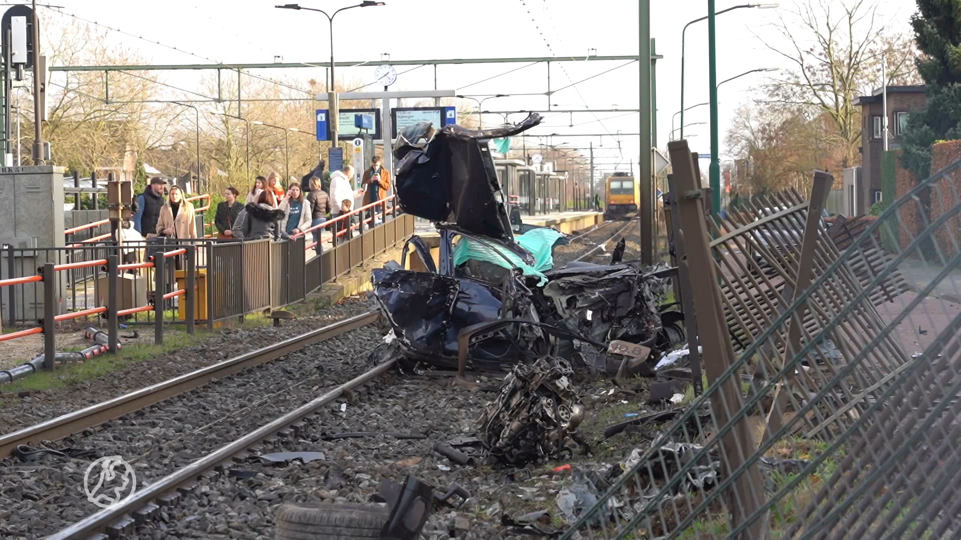 Passagierstrein ramt auto bij Rijen, grote ravage