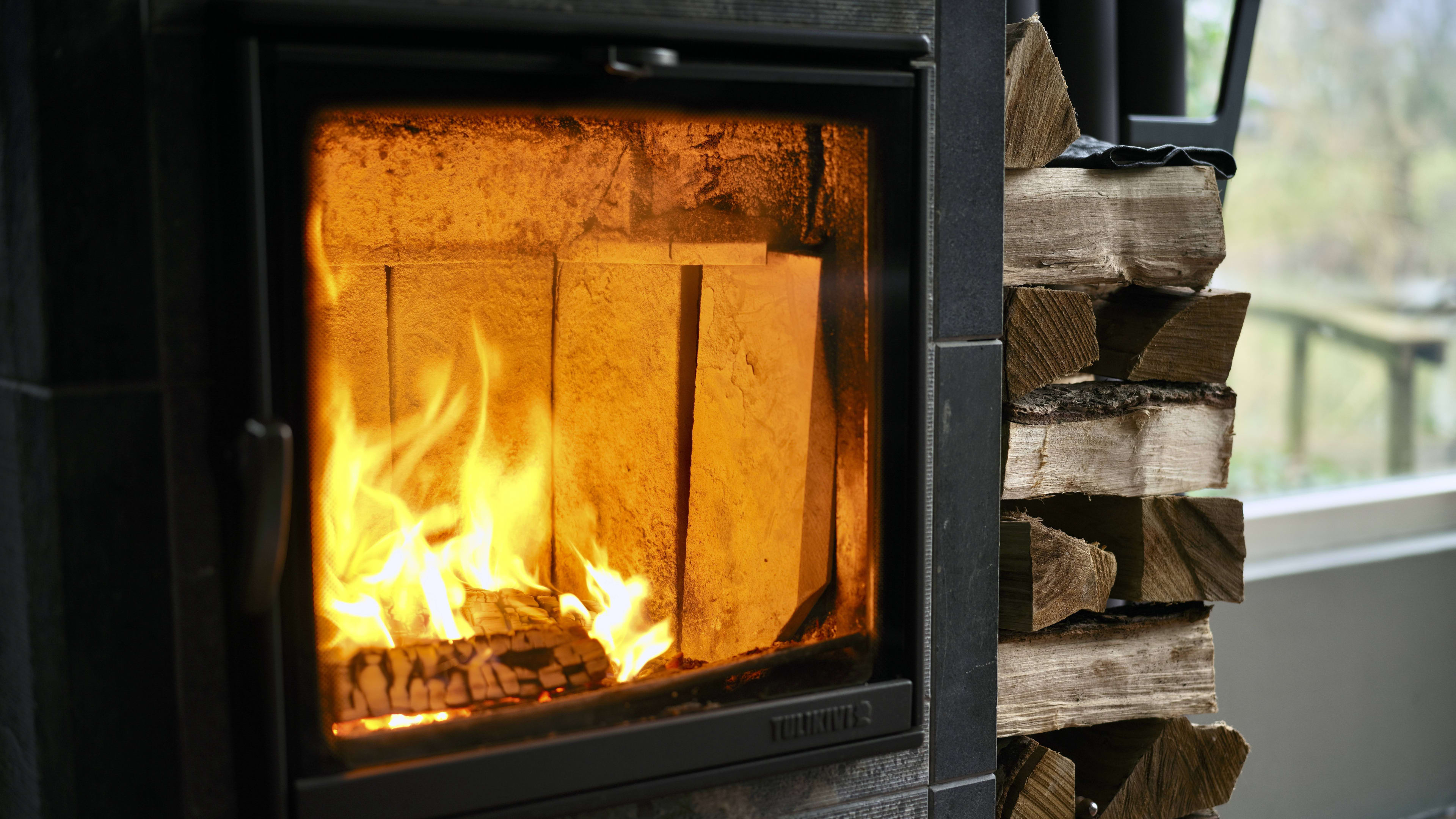 Bijna 1 op de 3 huishoudens stookt meer hout om hoge gasprijs