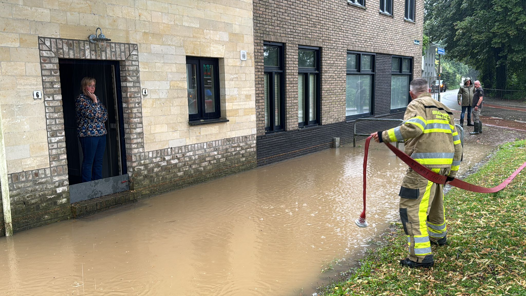 Flinke wateroverlast in Zuid-Limburg: hele putten komen omhoog