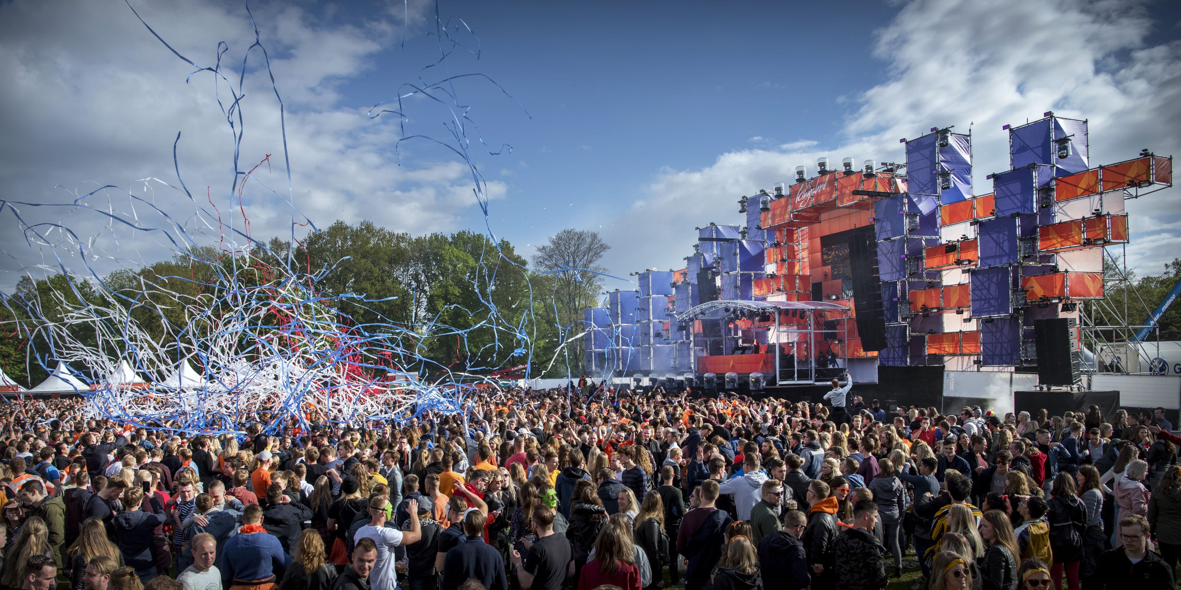 Déze Oranje draait als dj tijdens Koningsdag in Amsterdam