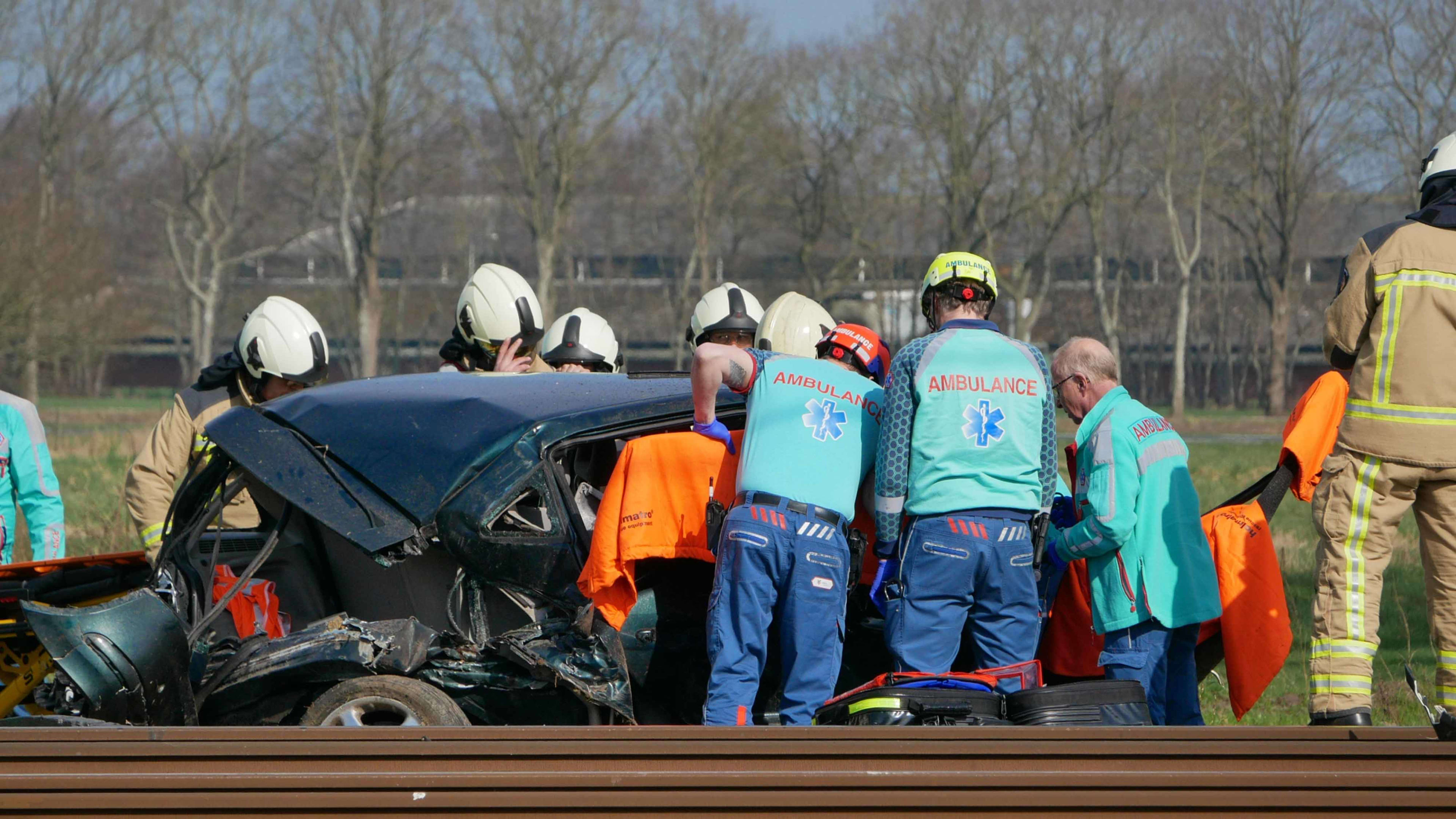 Veel hulpdiensten bij treinbotsing op auto, zeker één gewonde