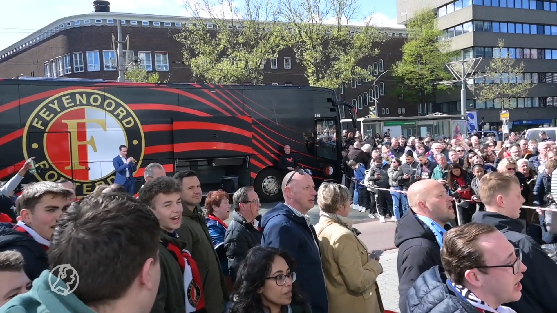 Supporters juichen Feyenoord-selectie toe voor aanvang bekerfinale tegen NEC