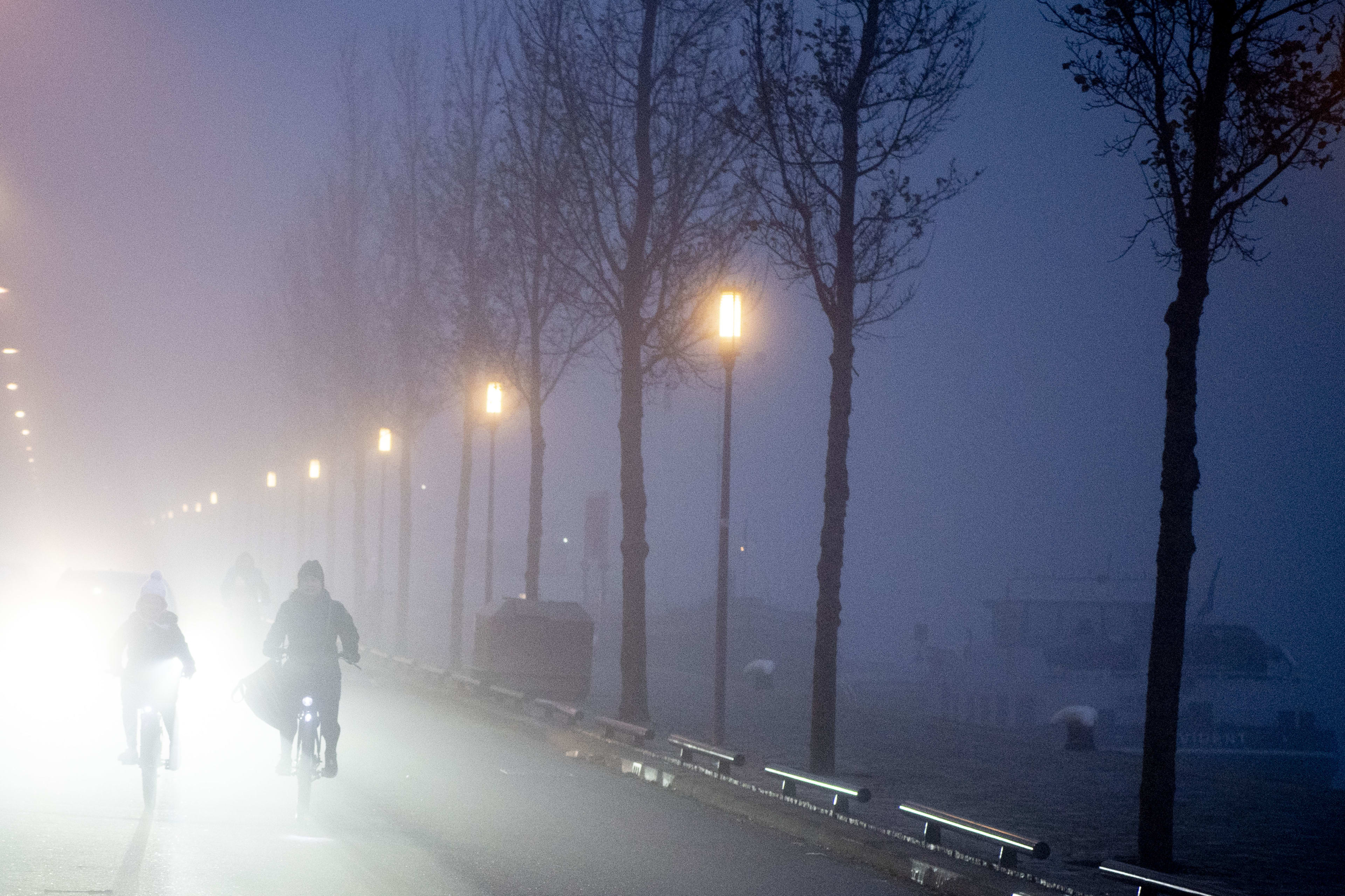 KNMI kondigt code geel af vanwege dichte mist in delen van Nederland