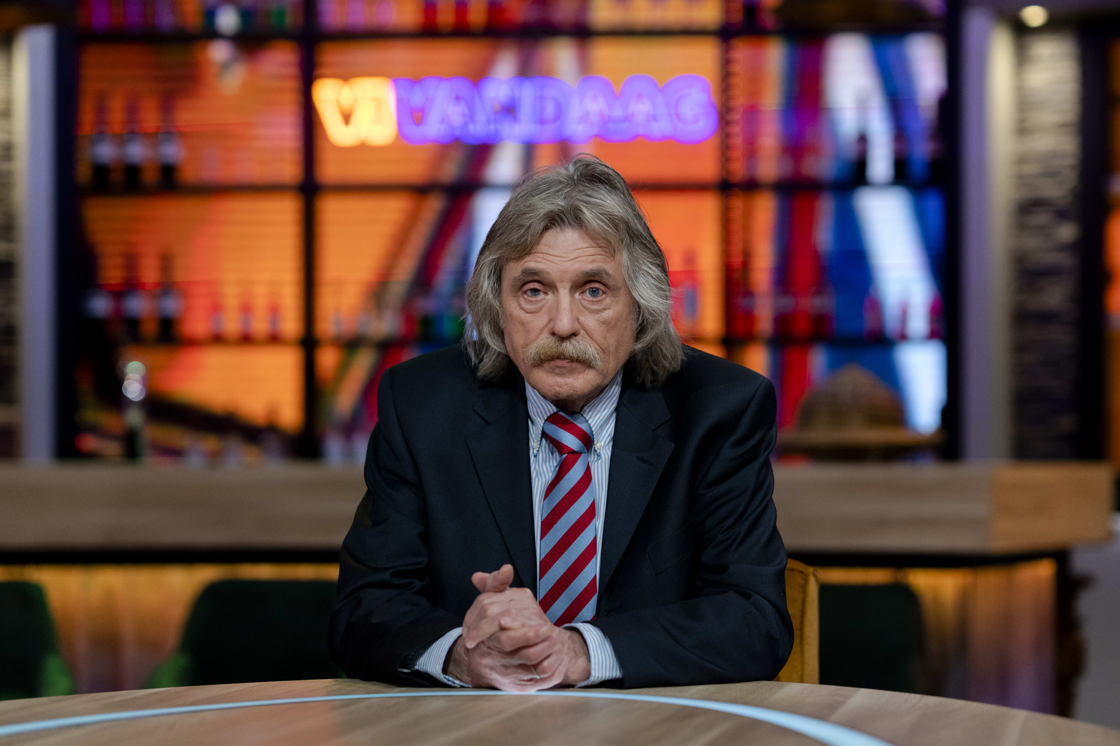 Johan Derksen maakt donderdagavond in Vandaag Inside excuses voor 'kaarsverhaal'