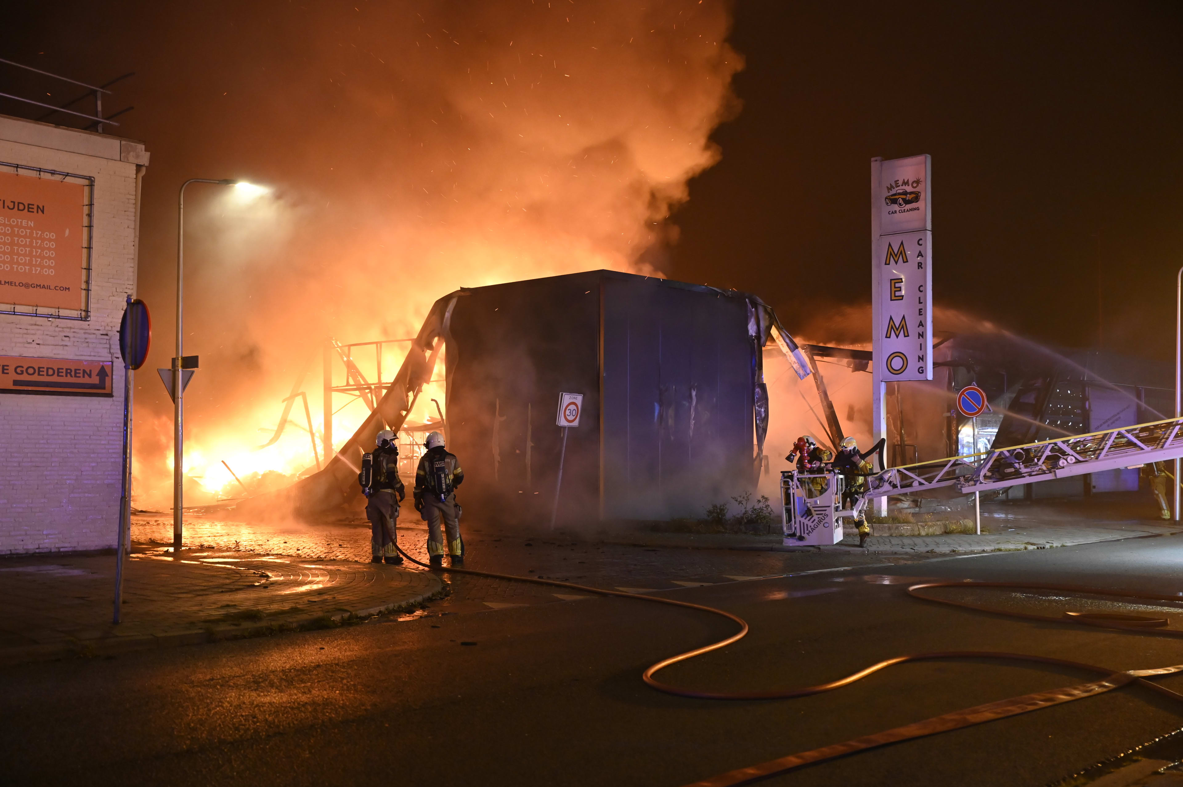 Grote brand verwoest bedrijfspand in Almelo