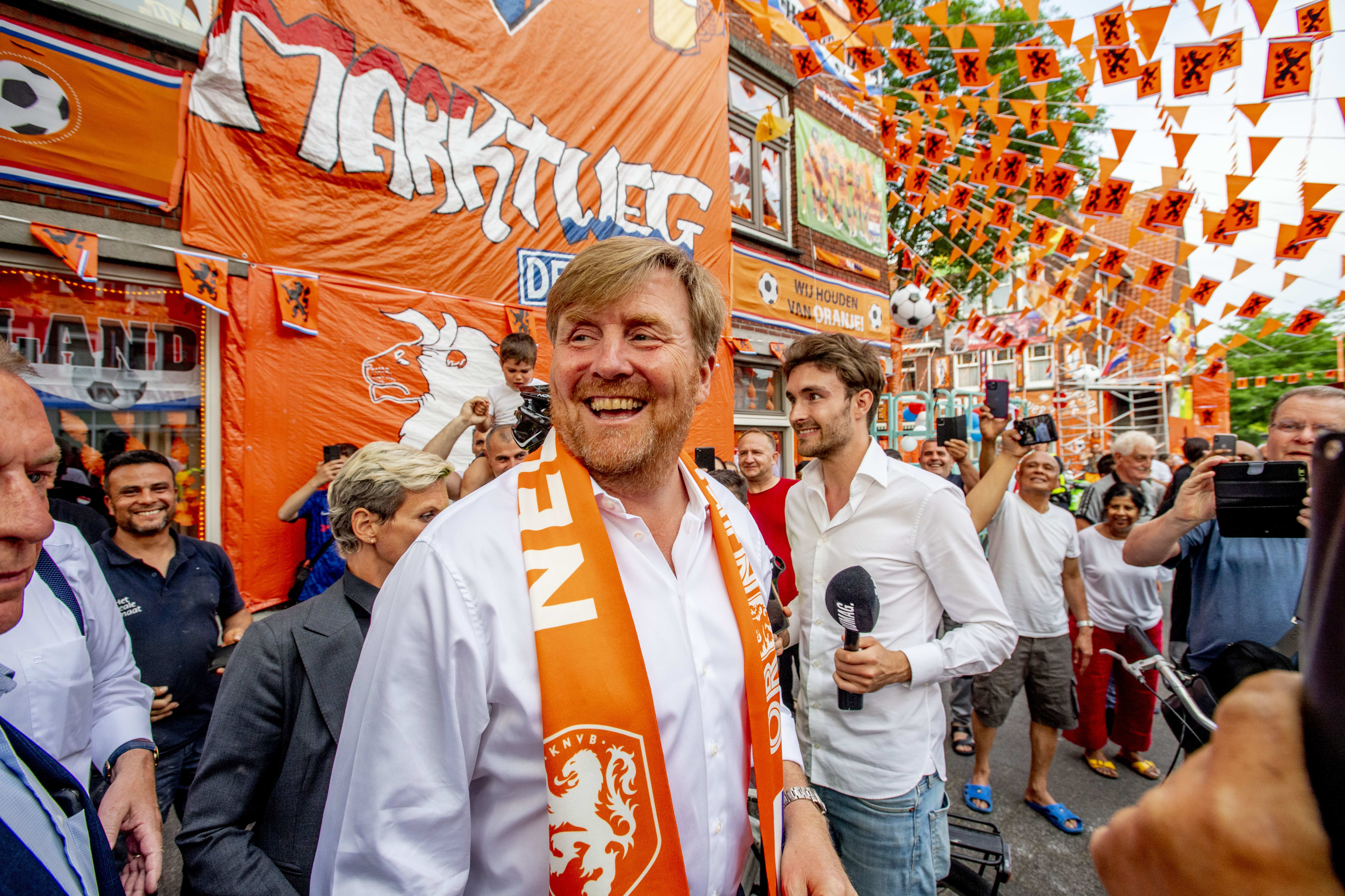 VIDEO: Koning Willem-Alexander geeft handje in 'mooiste Oranjestraat'