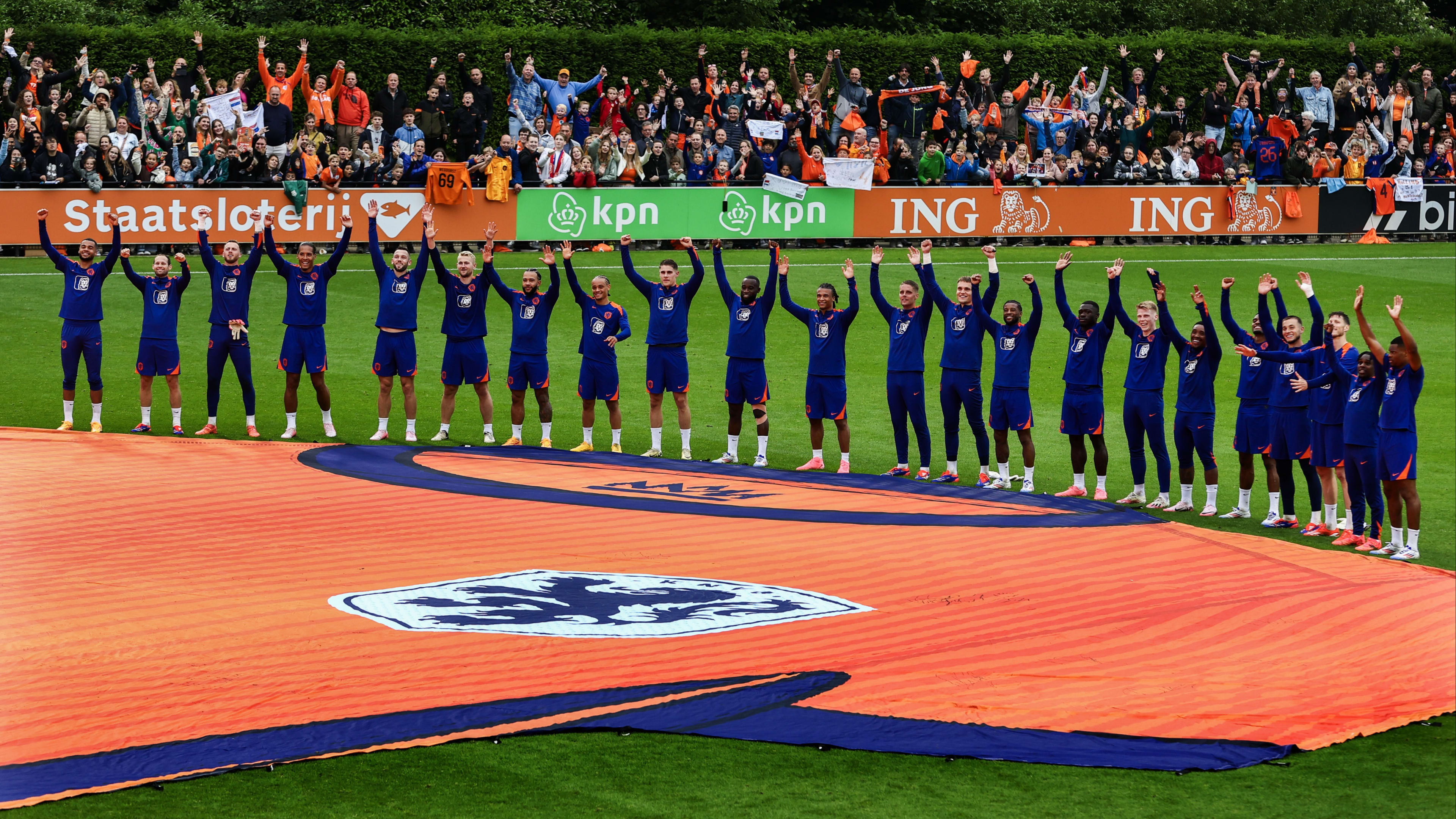 Duizenden fans krijgen voorproefje van Nederlands elftal bij EK-training in Zeist