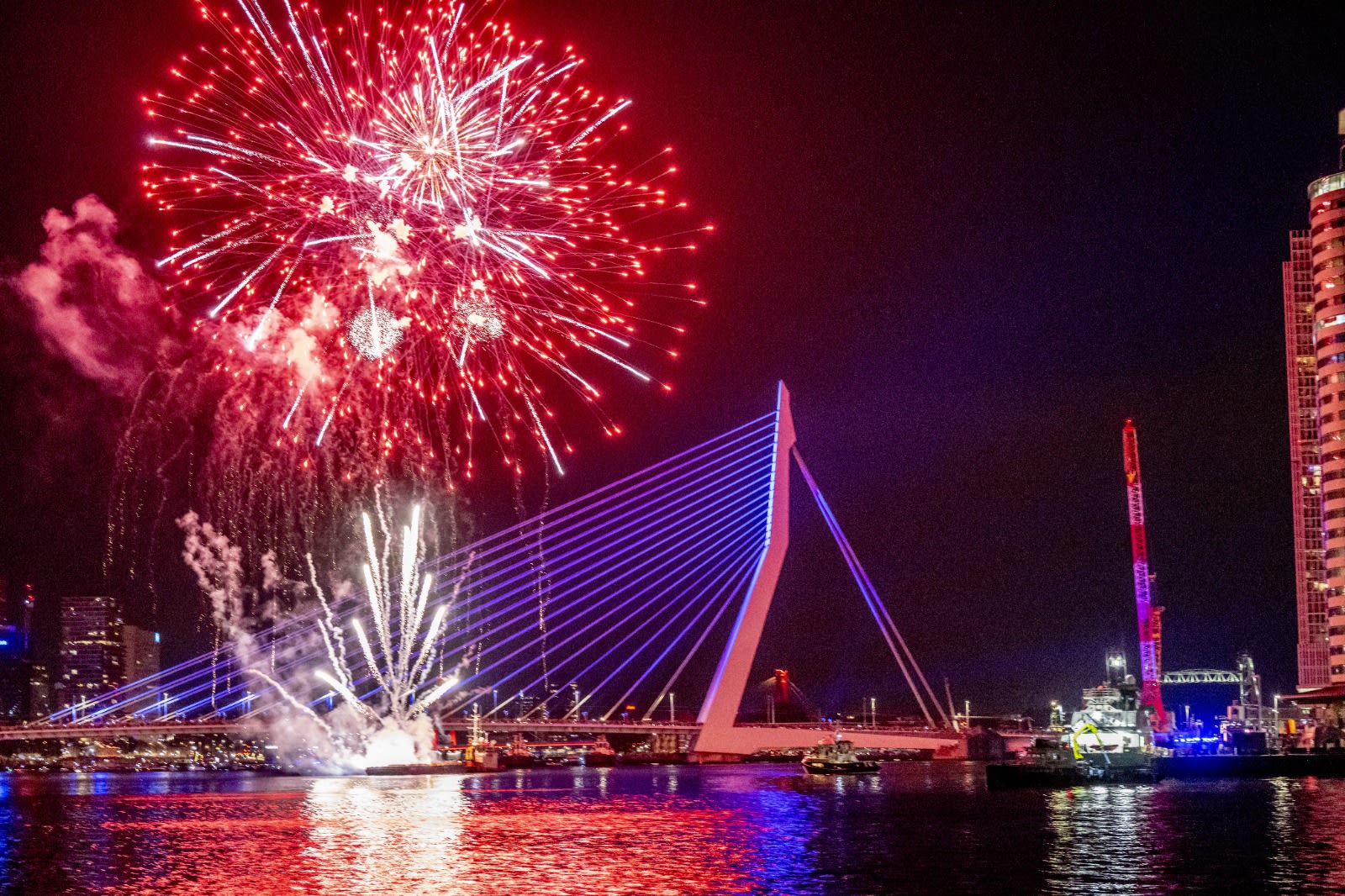 Vuurwerkshow bij Erasmusbrug in Rotterdam gaat voorlopig door