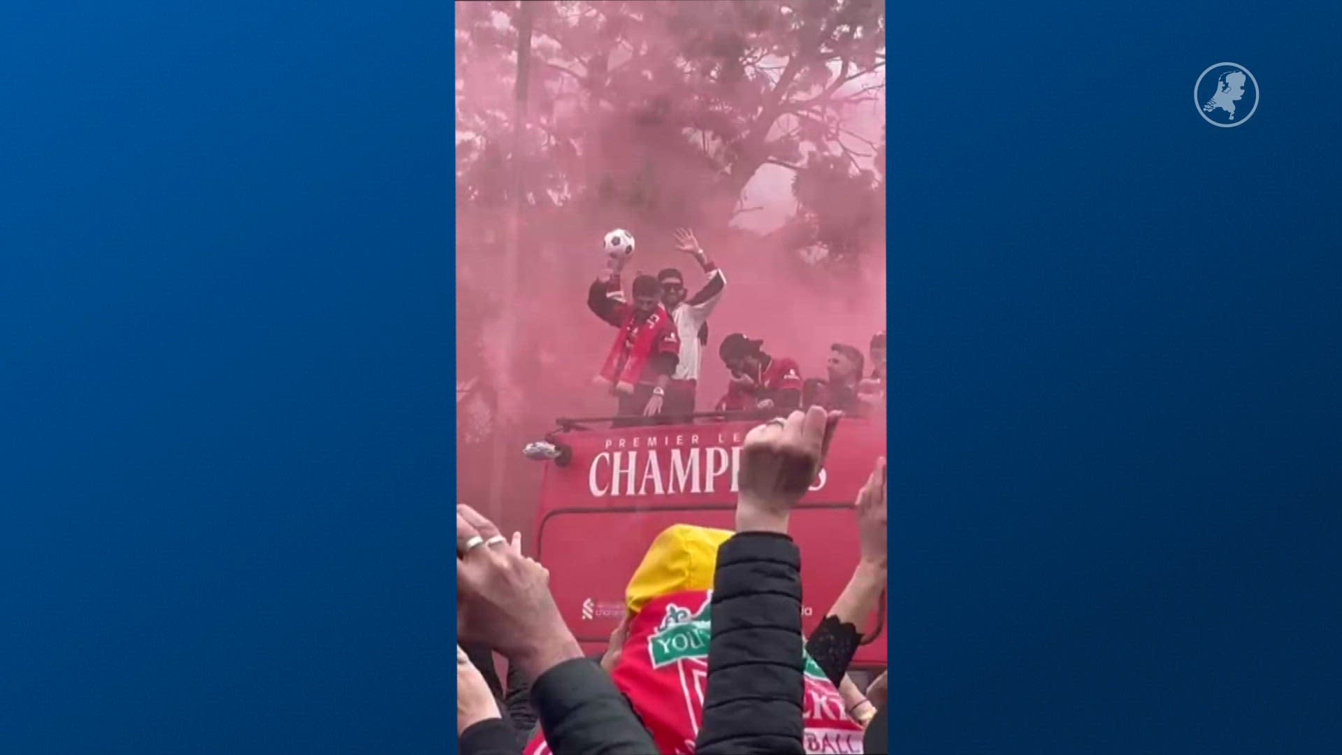 Nederlandse Liverpool-fans vieren daar huldiging van Engelse club